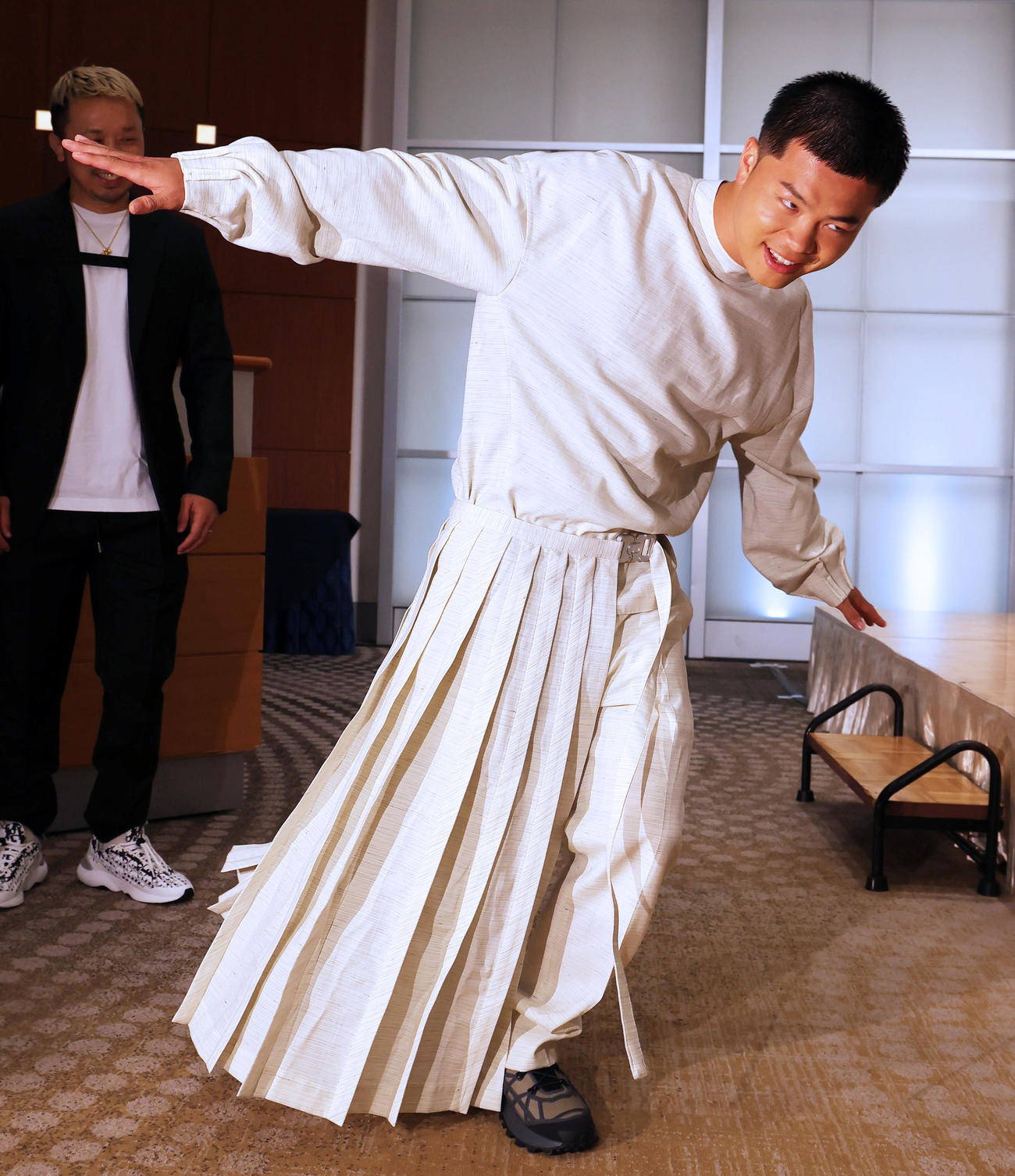 エジプトの神をイメージした衣装で会見に臨んだ那須川天心（撮影・野上伸悟）