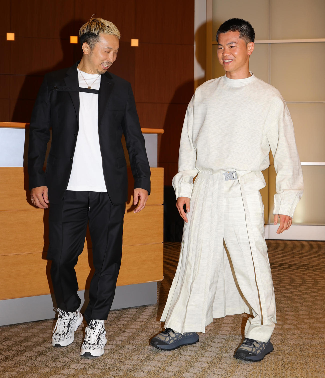 粟生トレーナー（左）と談笑する那須川（撮影・野上伸悟）