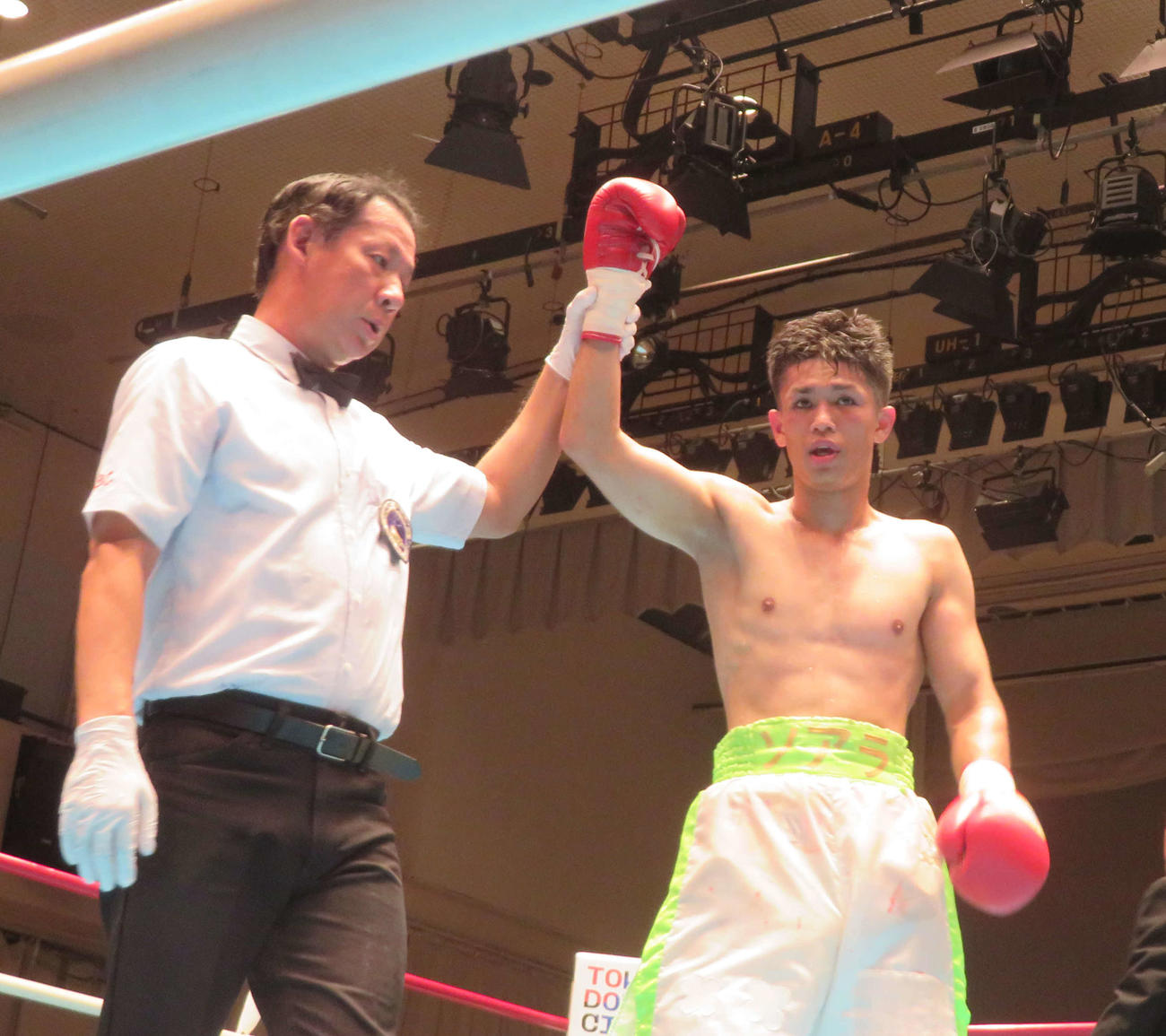 勝ち名乗りを受ける日本スーパーフライ級14位比連崎爽晏楽（右）