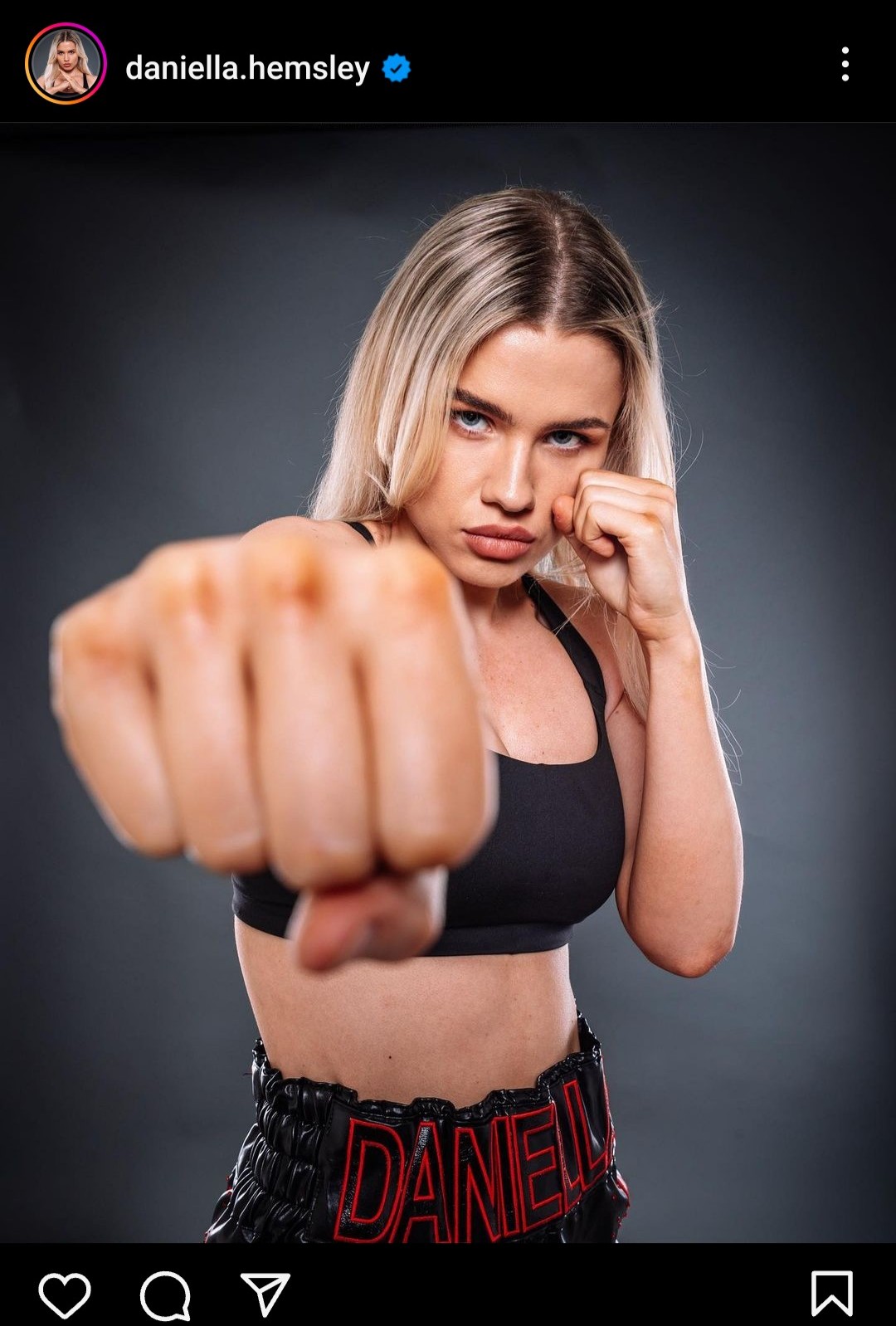 勝利後にリングでおっばい露出した騒動を起こした英女子ボクサー、ダニエラ・ヘムズリー（ヘムズリー公式インスタグラムから）