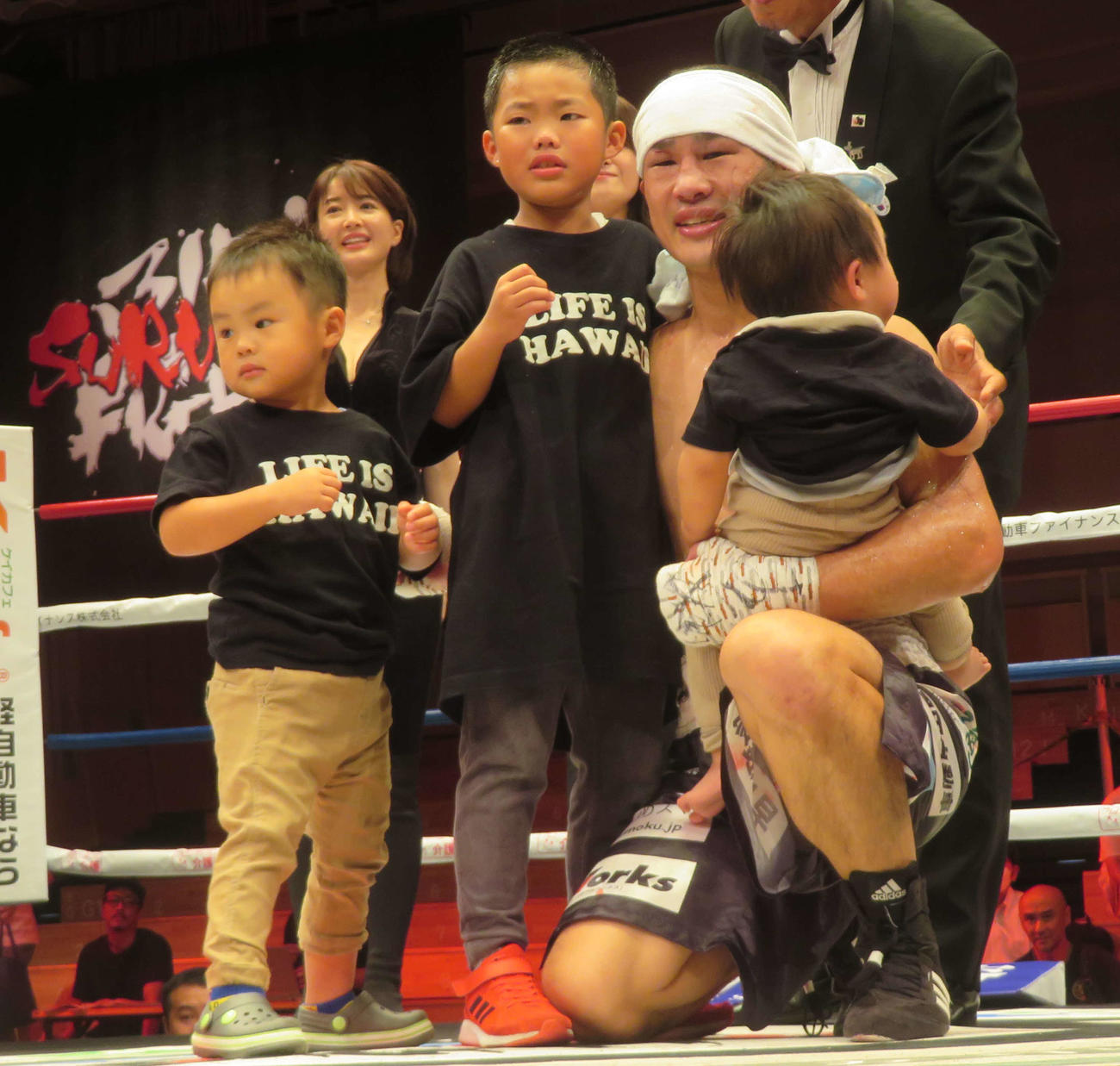 リングに上がってきた子供3人と世界ランカー撃破を喜んだ近藤明広（左から3番目）