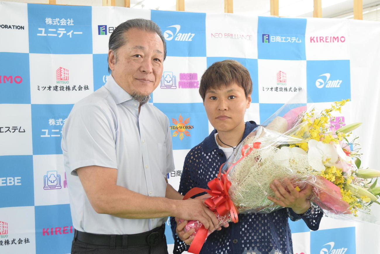 引引退会見で山下正人・真正ジム・山下正人会長から花束を贈られた多田悦子（撮影・阪口孝志）