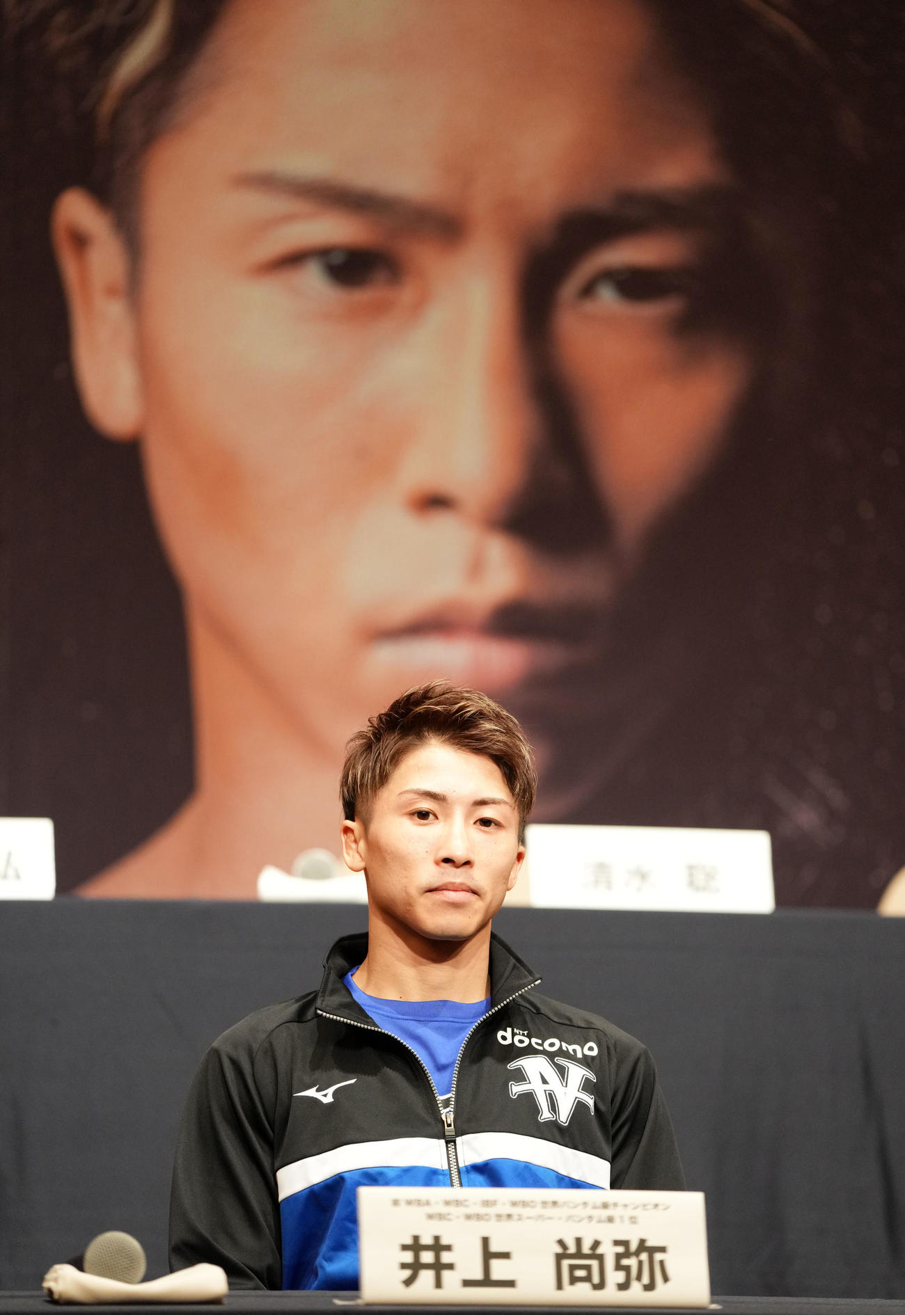 記者会見に登壇した井上尚弥（撮影・横山健太）