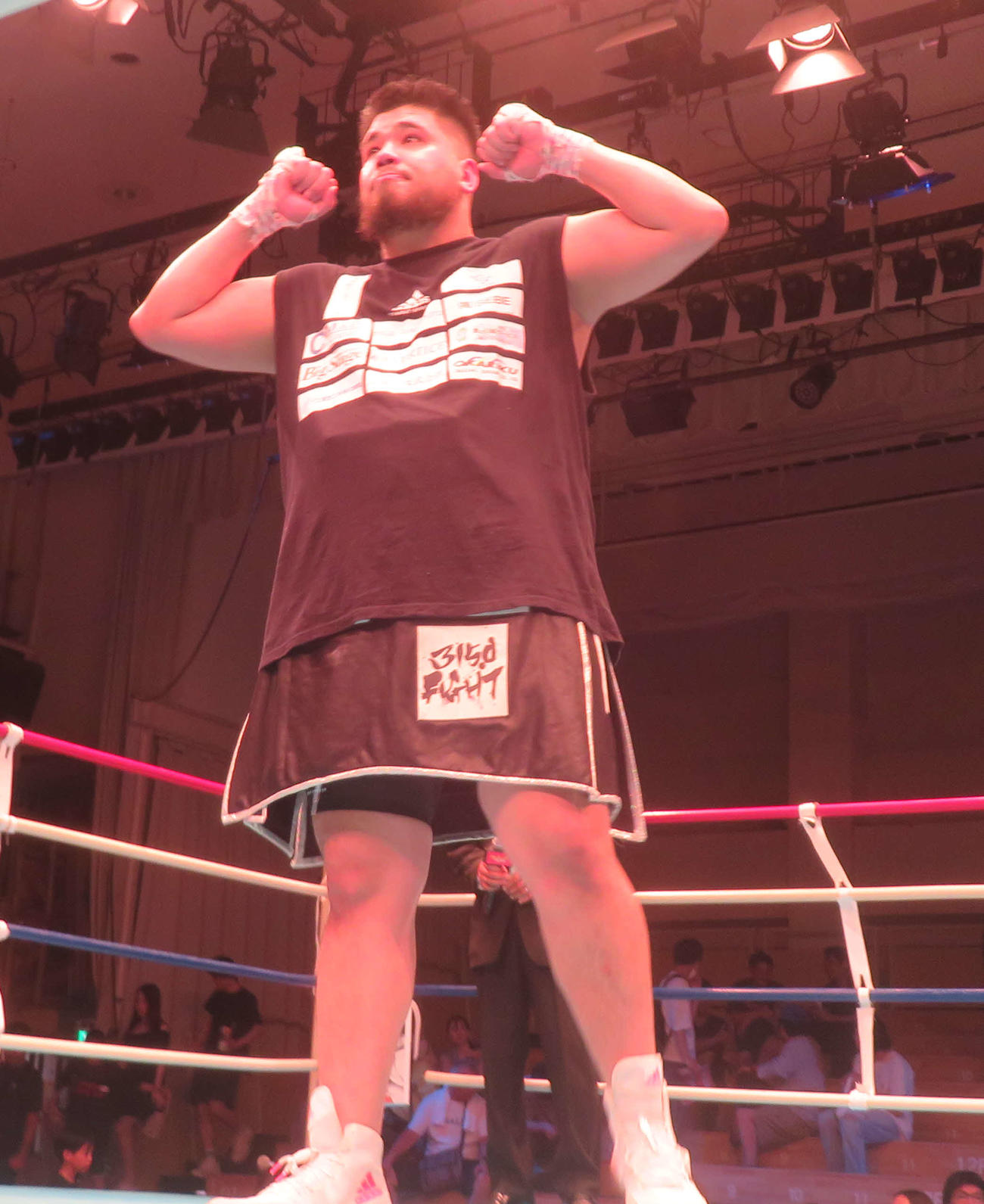 プロデビュー7連勝をマークし、ガッツポーズする日本ヘビー級王者但馬ミツロ