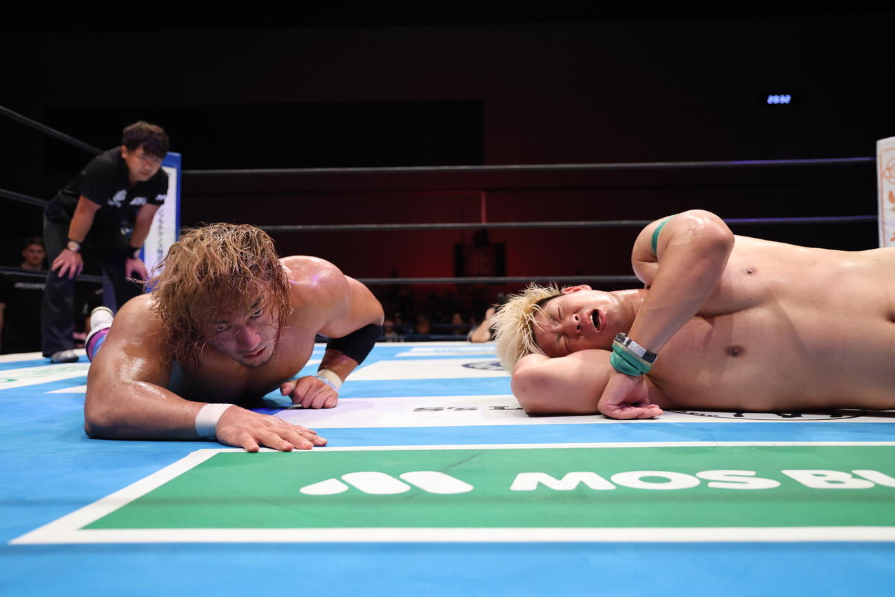 引き分けで、両者痛み分けの海野翔太（左）と清宮海斗（新日本プロレス提供）