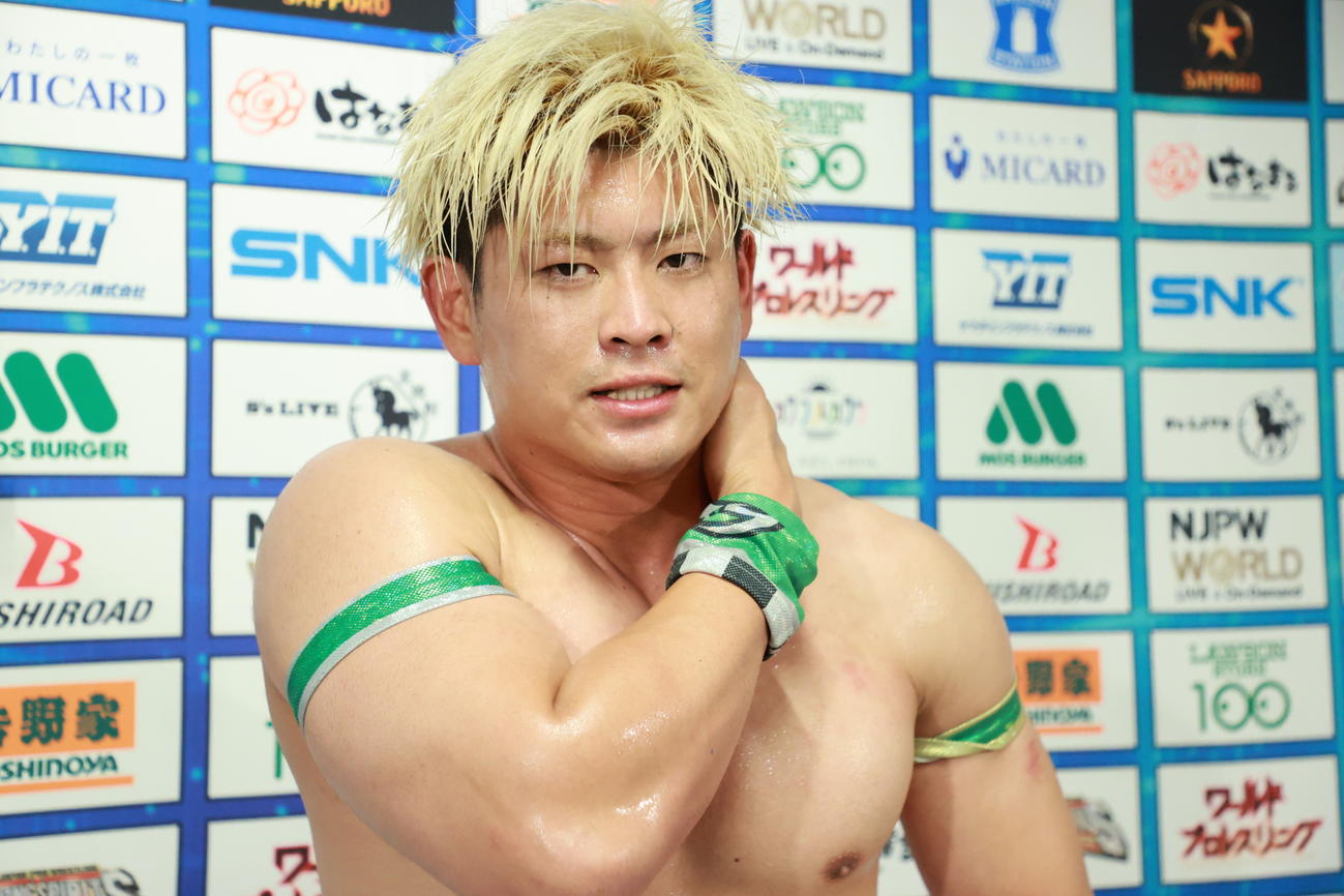 引き分けで、両者痛み分けの海野翔太（左）と清宮海斗（新日本プロレス提供）
