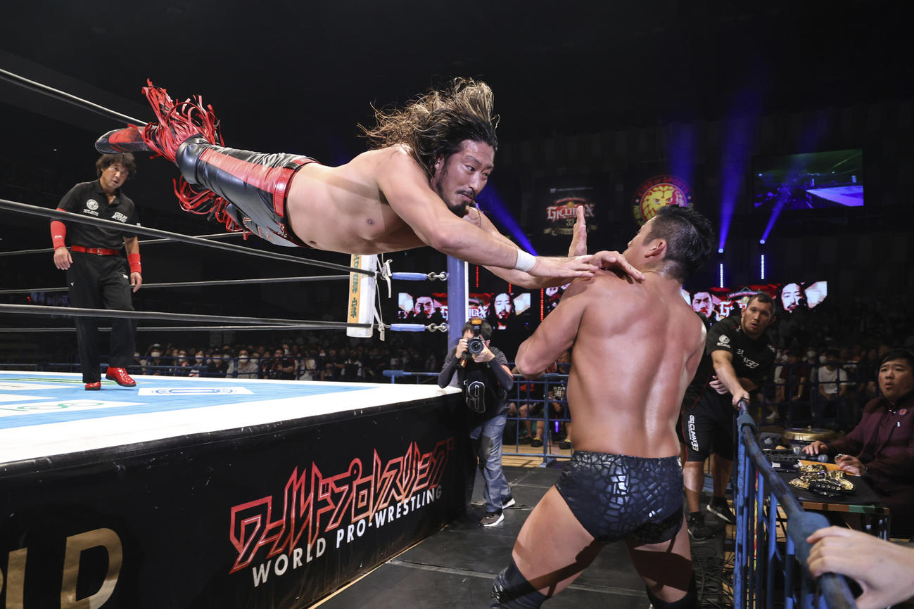 場外のSANADAへ向けて、スピアーを決める辻陽太（新日本プロレス提供）