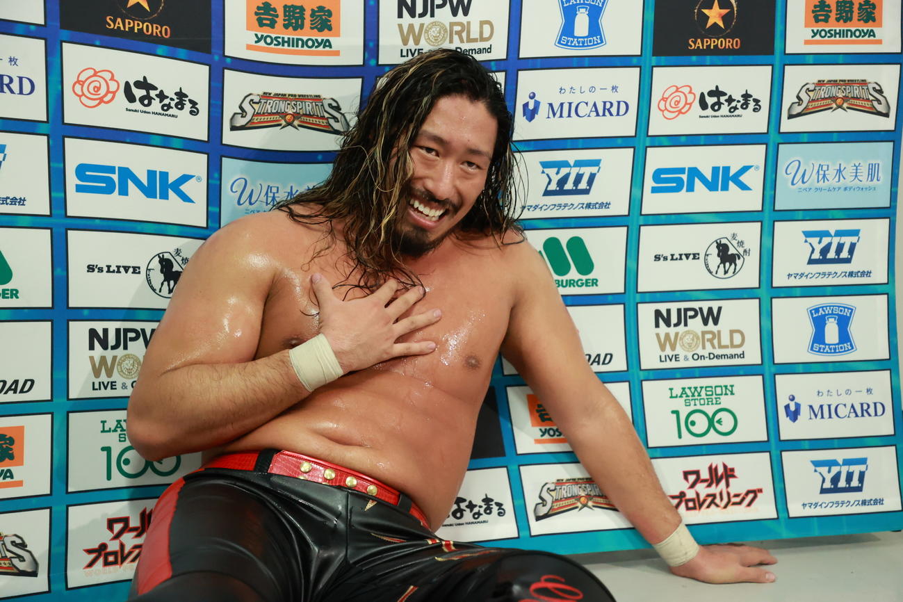 敗戦後、バックステージで取材対応する辻陽太（新日本プロレス提供）
