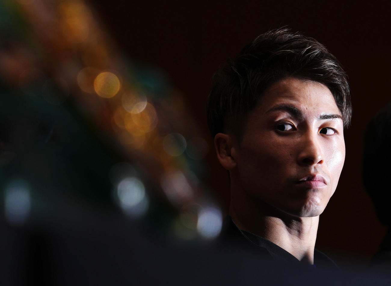 王者フルトンを見つめる挑戦者の井上尚弥（撮影・横山健太）