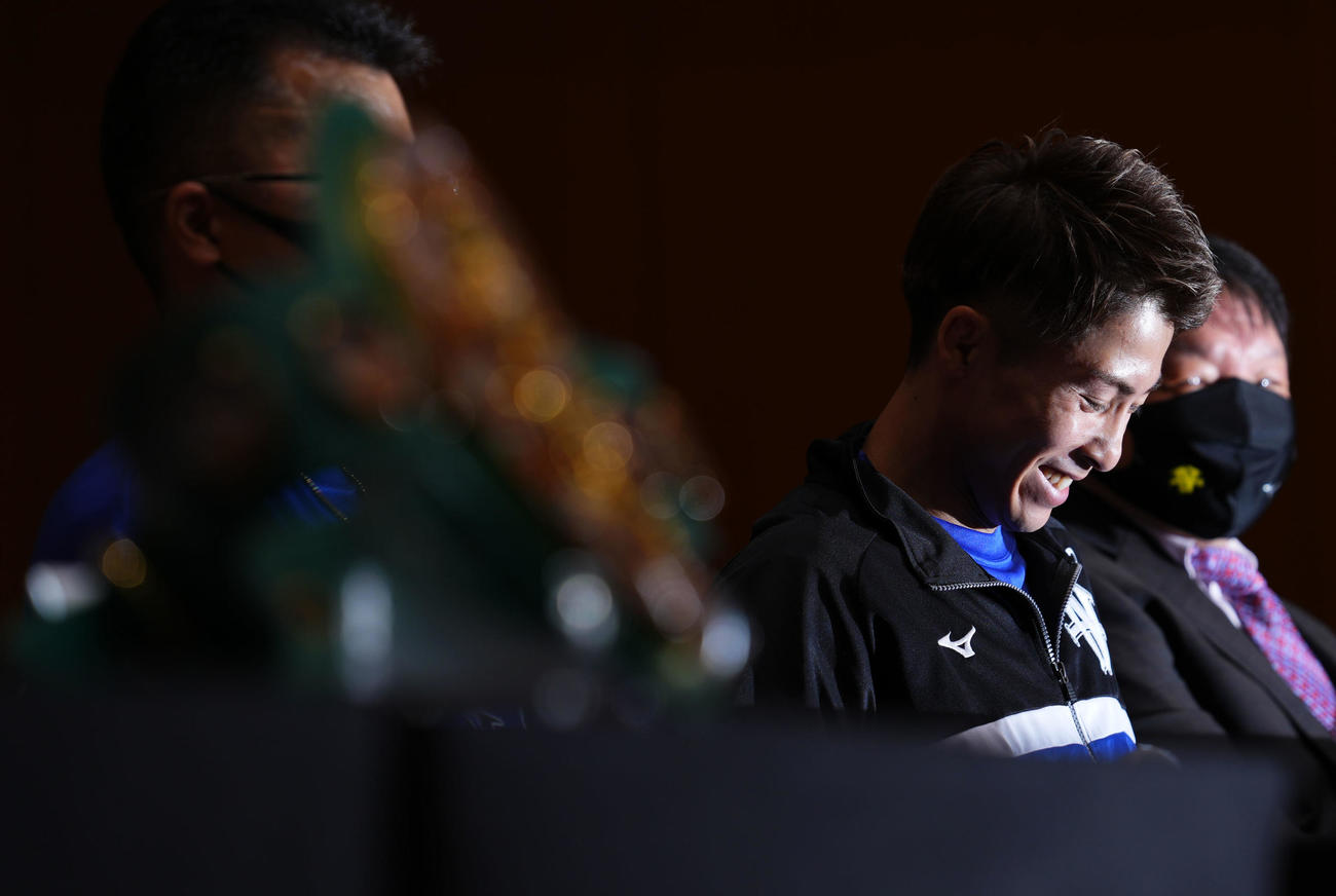 記者会見で笑みを浮かべる井上尚弥（撮影・横山健太）