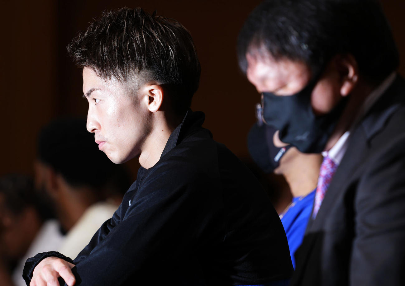 記者会見で真っすぐに前を見つめる井上尚弥（撮影・横山健太）