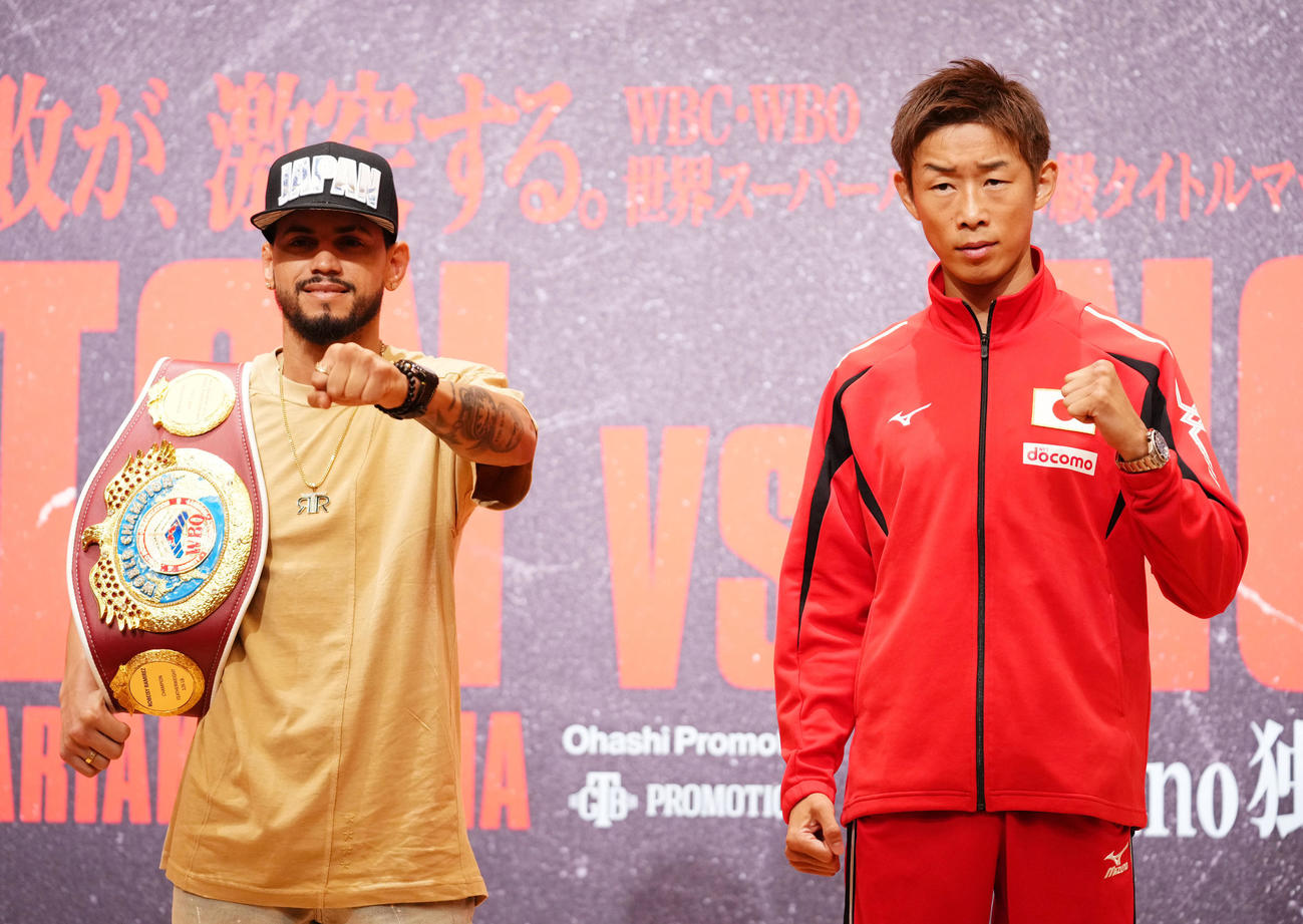 ポーズを決める清水（右）とロベイシ・ラミレス（撮影・横山健太）