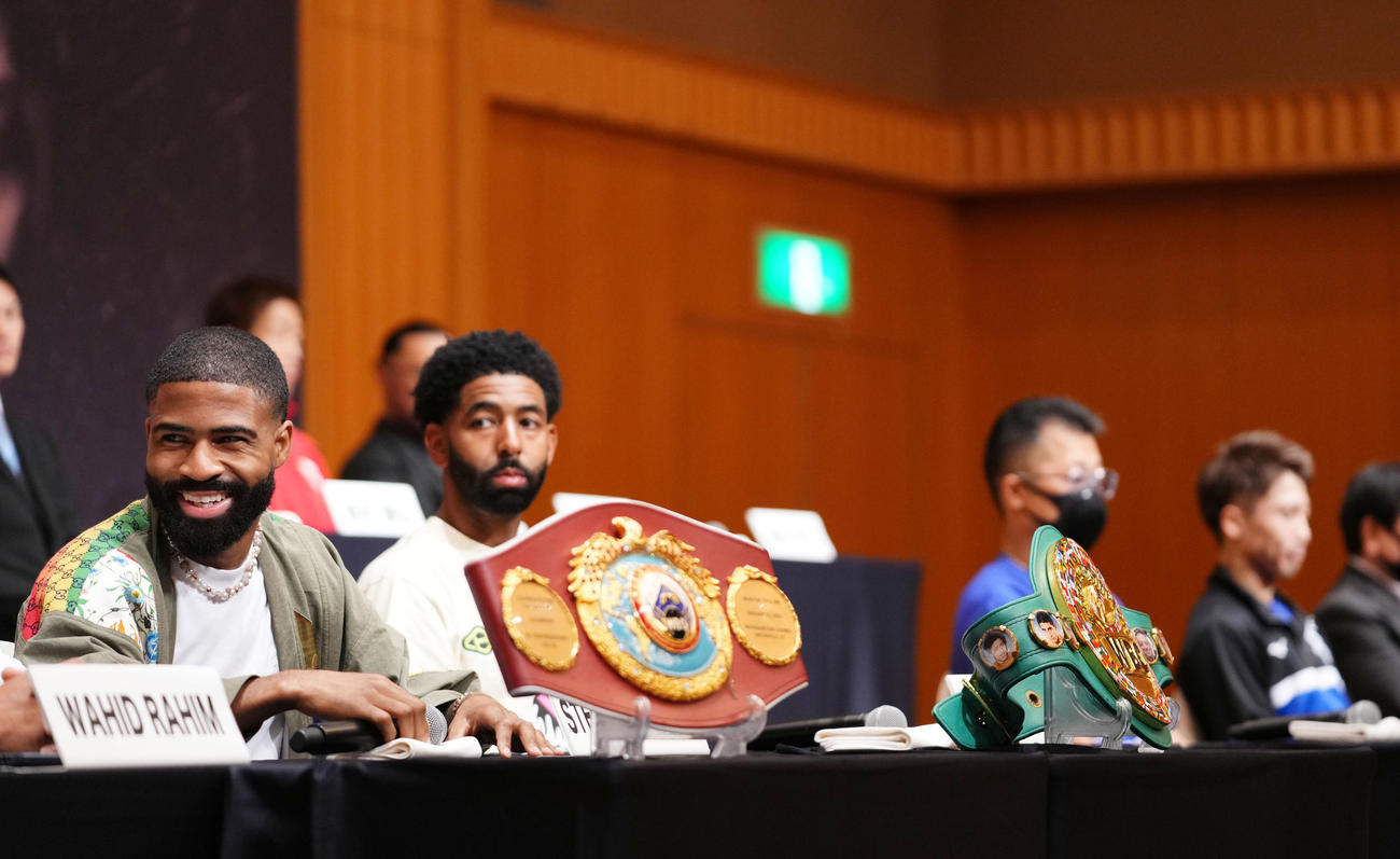 笑みを浮かべるスティーブン・フルトン（左）。右は井上尚弥（撮影・横山健太）