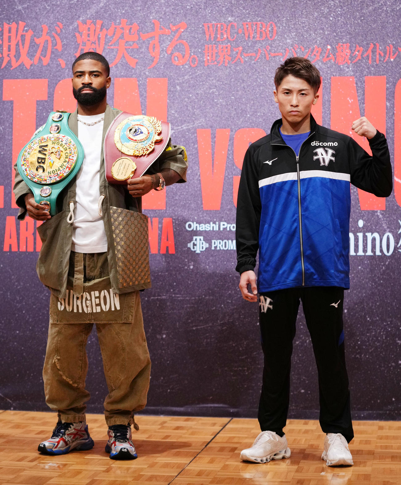 ポーズを決める井上尚弥（右）とスティーブン・フルトン（撮影・横山健太）