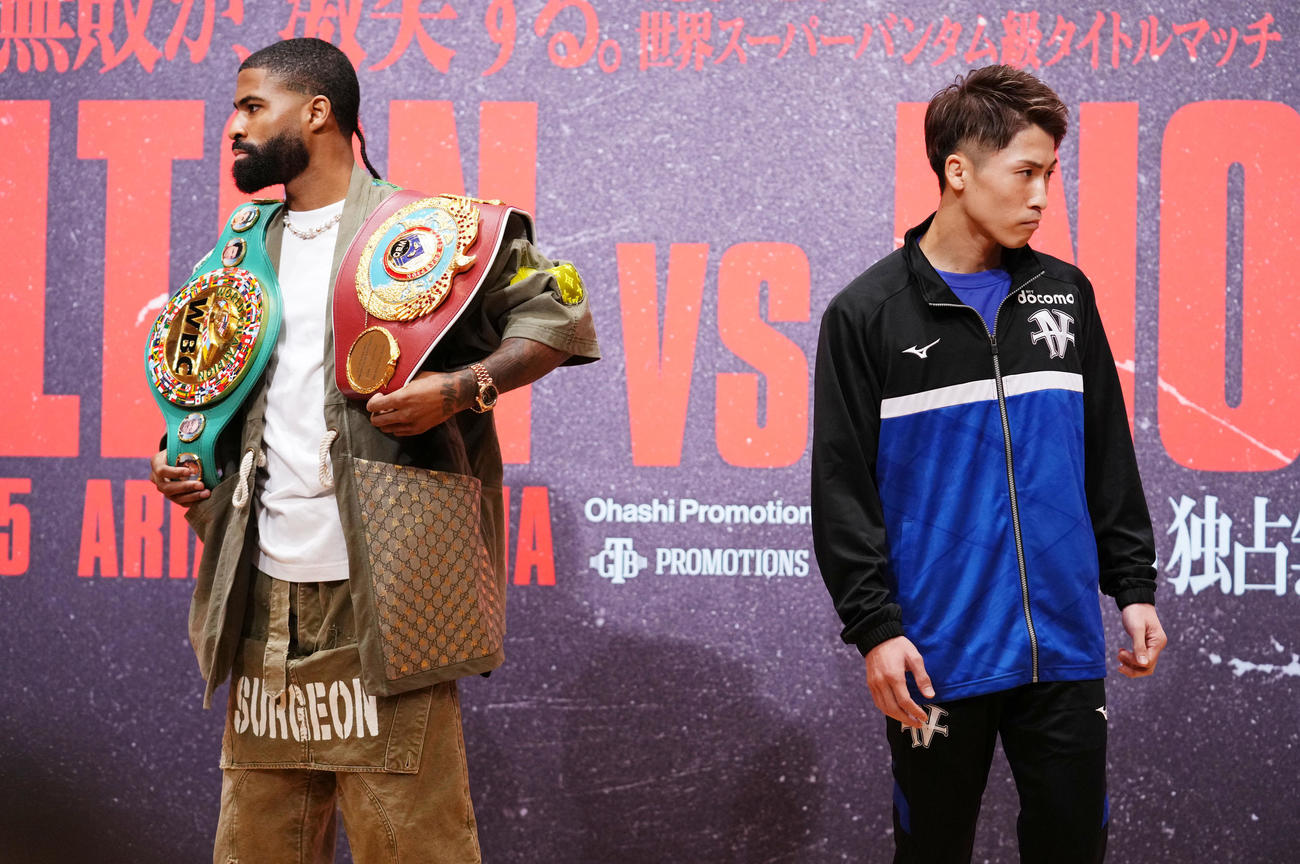 フォトセッションを終え引き揚げる井上尚弥（右）とスティーブン・フルトン（撮影・横山健太）