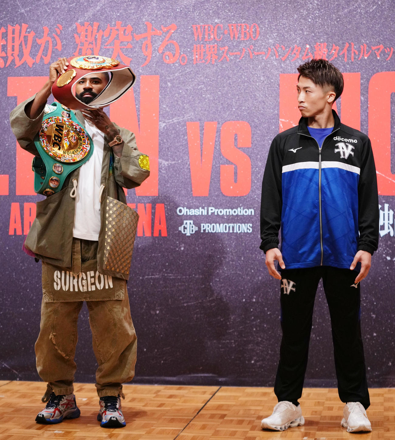ベルトを肩に掛けるスティーブン・フルトン（左）と見つめる井上尚弥（撮影・横山健太）