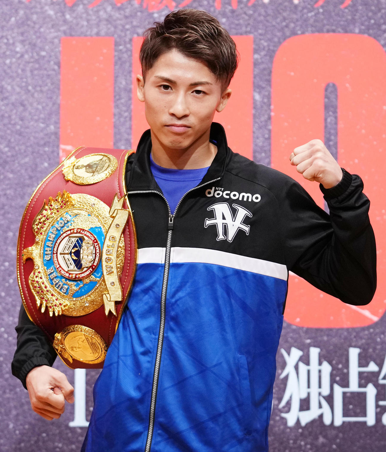 スーパーチャンピオンベルトを受け取りポーズを決める井上尚弥（撮影・横山健太）