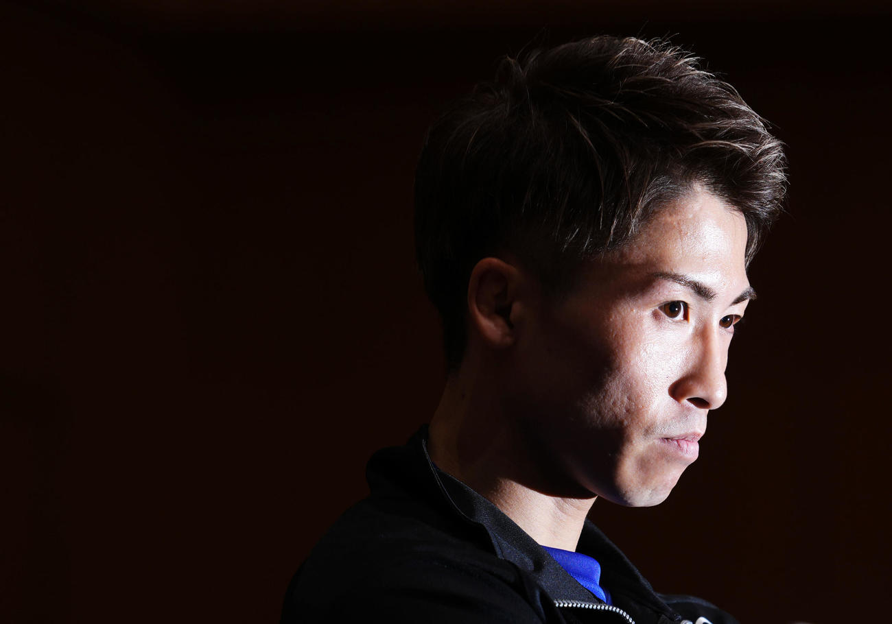 記者会見で真っすぐに前を見つめる井上尚弥（撮影・横山健太）