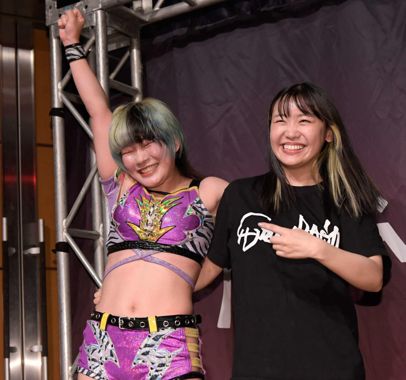 東京女子両国大会　東京プリンセスカップ1回戦で勝利し、喜びを爆発させた遠藤有栖。右は鈴芽（東京女子プロレス提供）