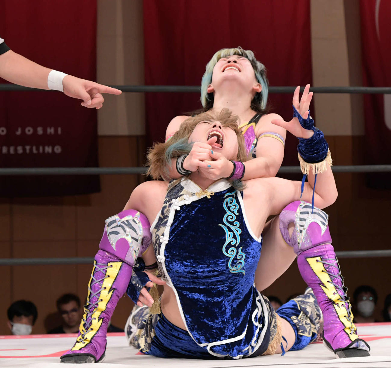 東京女子両国大会　東京プリンセスカップ1回戦で桐生真弥にキャメルクラッチを決める遠藤有栖（東京女子プロレス提供）