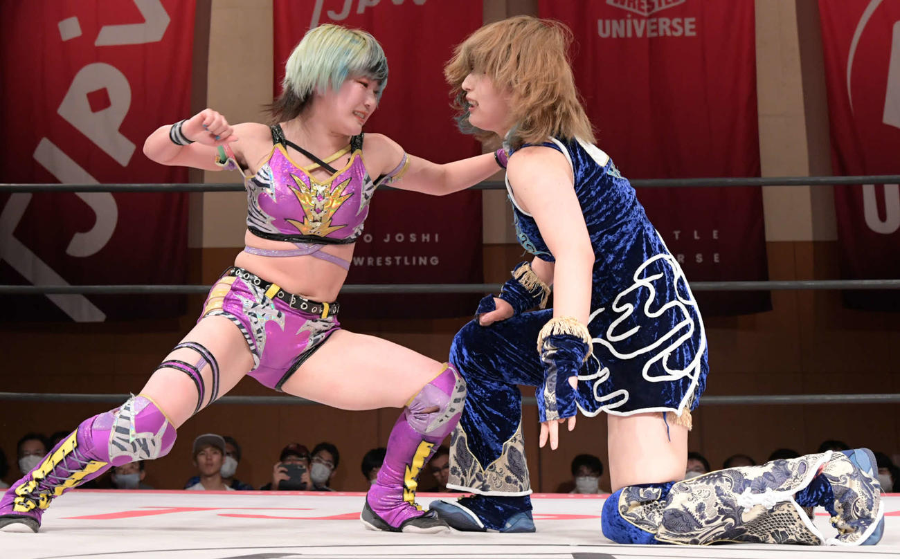 東京女子両国大会　東京プリンセスカップ1回戦で桐生真弥（右）にエルボーを浴びせる遠藤有栖（東京女子プロレス提供）