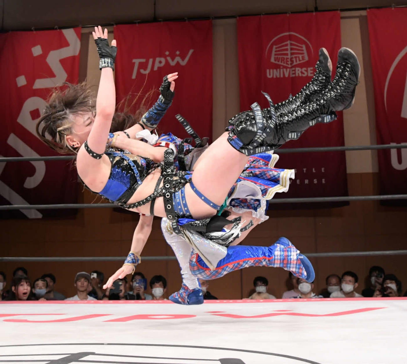 東京女子両国大会　東京プリンセスカップ1回戦で、乃蒼ヒカリ（左）にフルネルソンバスターを決める荒井優希（東京女子プロレス提供）