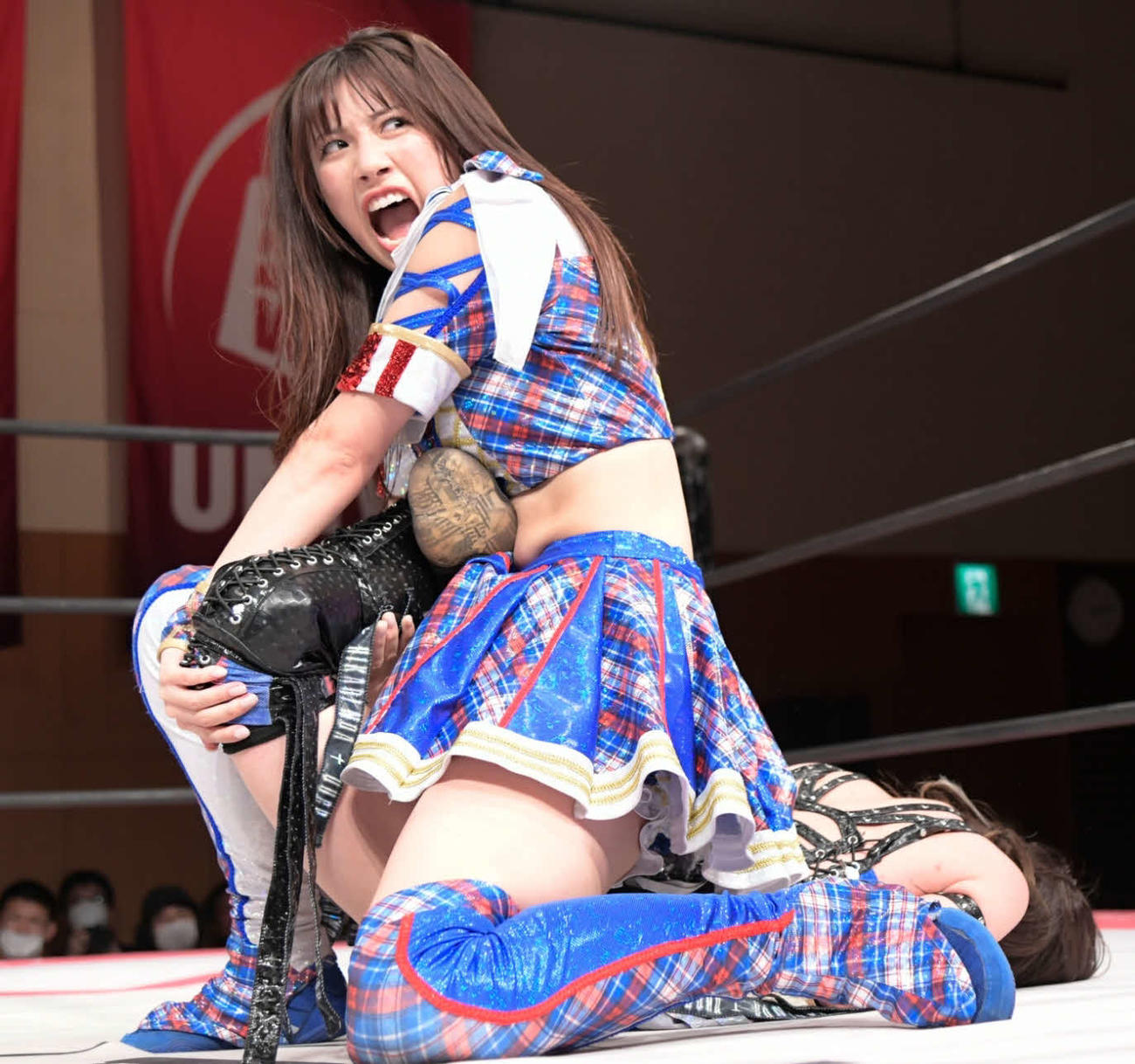 東京女子両国大会　東京プリンセスカップ1回戦で、乃蒼ヒカリにサソリ固めを決める荒井優希（東京女子プロレス提供）