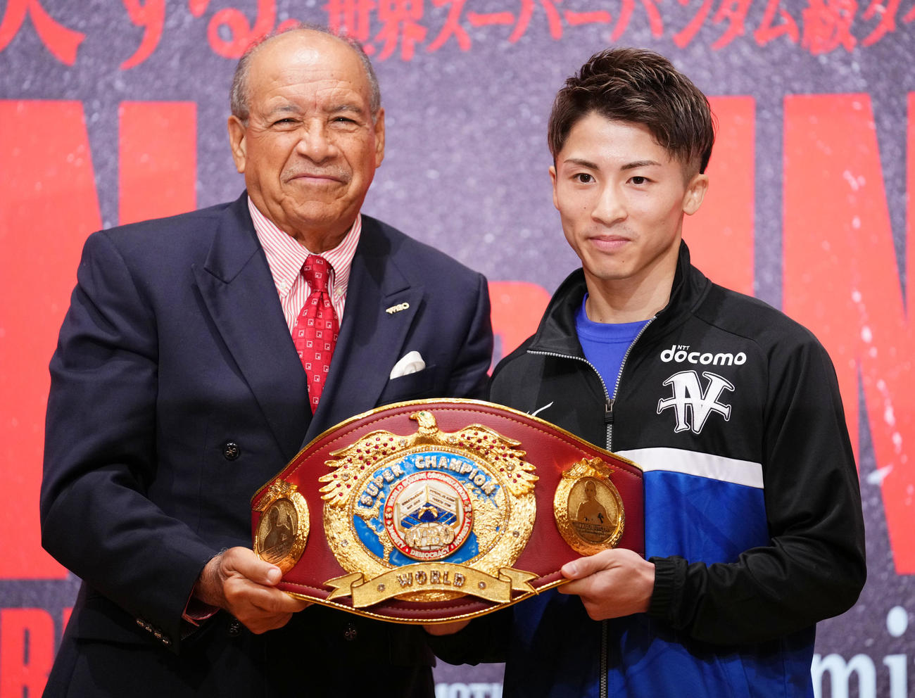 スーパーチャンピオンベルトを受け取り笑顔を見せる井上尚弥（右）（撮影・横山健太）