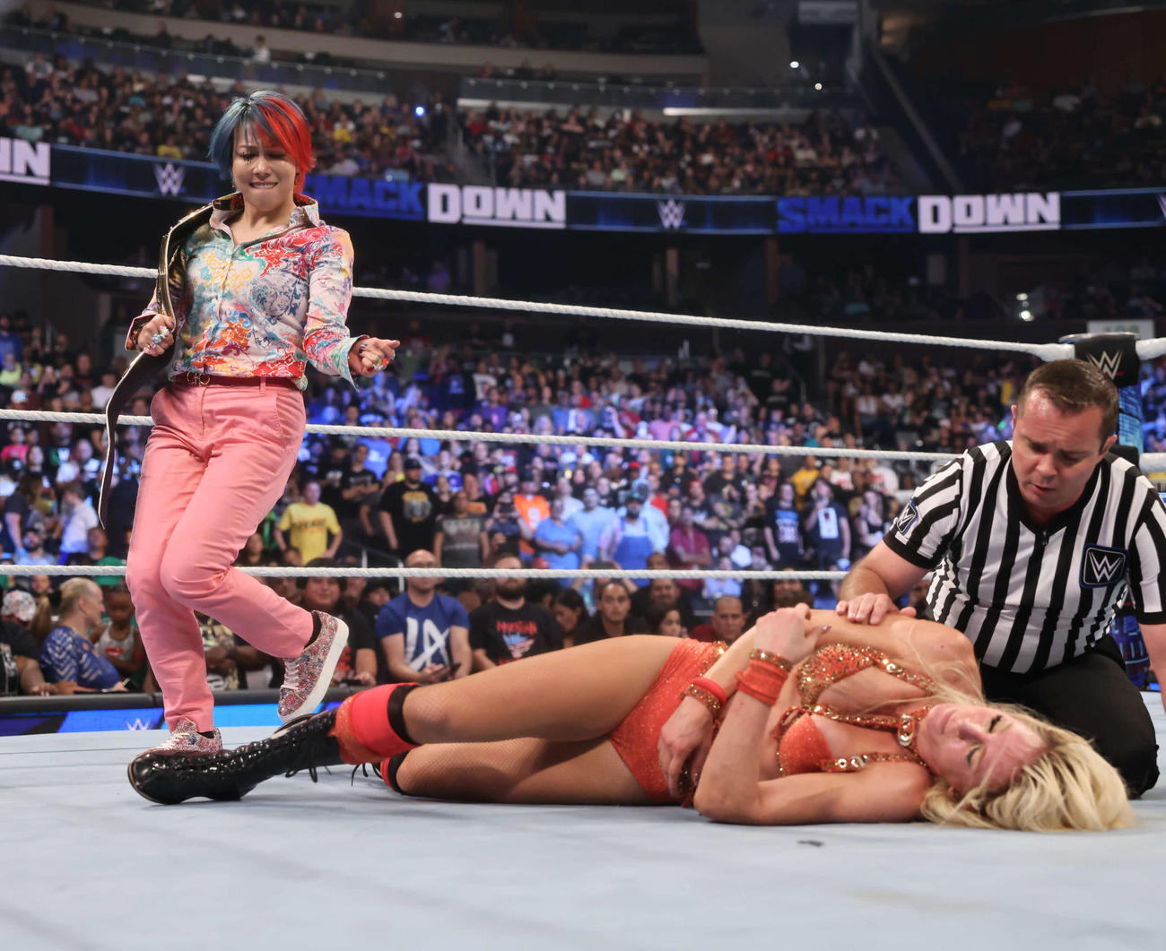 倒れこんだシャーロット・フレアー（右前）をあざ笑うWWE女子王者アスカ（C）2023 WWE, Inc. All Rights Reserved.