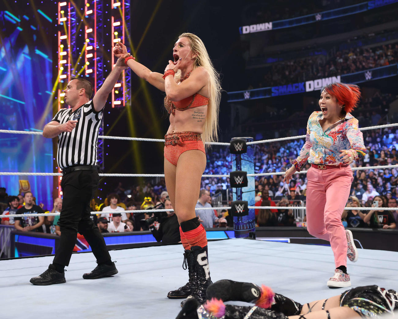 勝ち名乗りを受けるシャーロット・フレアー（中央）の背後に迫るWWE女子王者アスカ（右）（C）2023 WWE, Inc. All Rights Reserved.