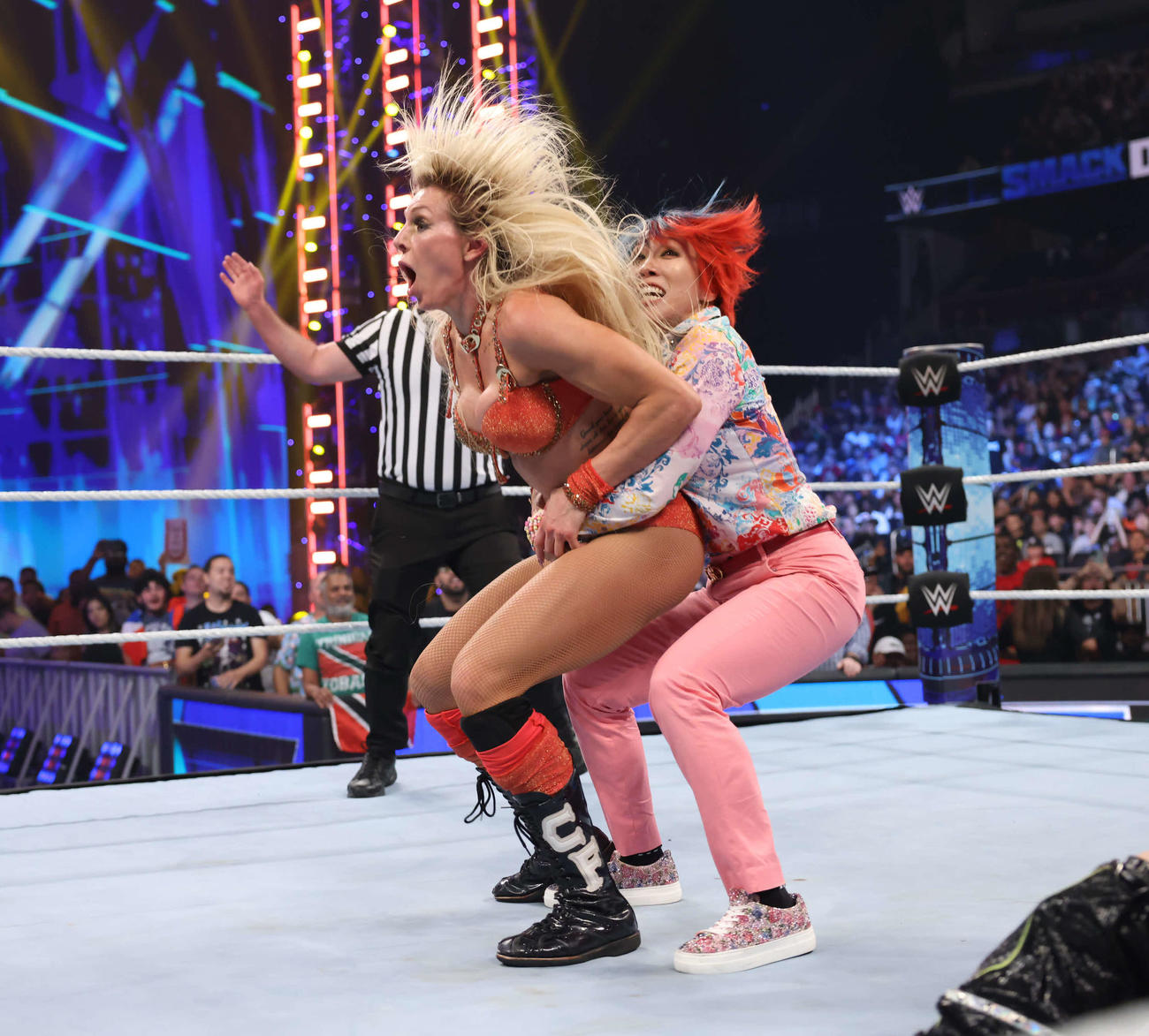 シャーロット・フレアー（左）の背後から迫り、ジャーマンを狙うWWE女子王者アスカ（C）2023 WWE, Inc. All Rights Reserved.