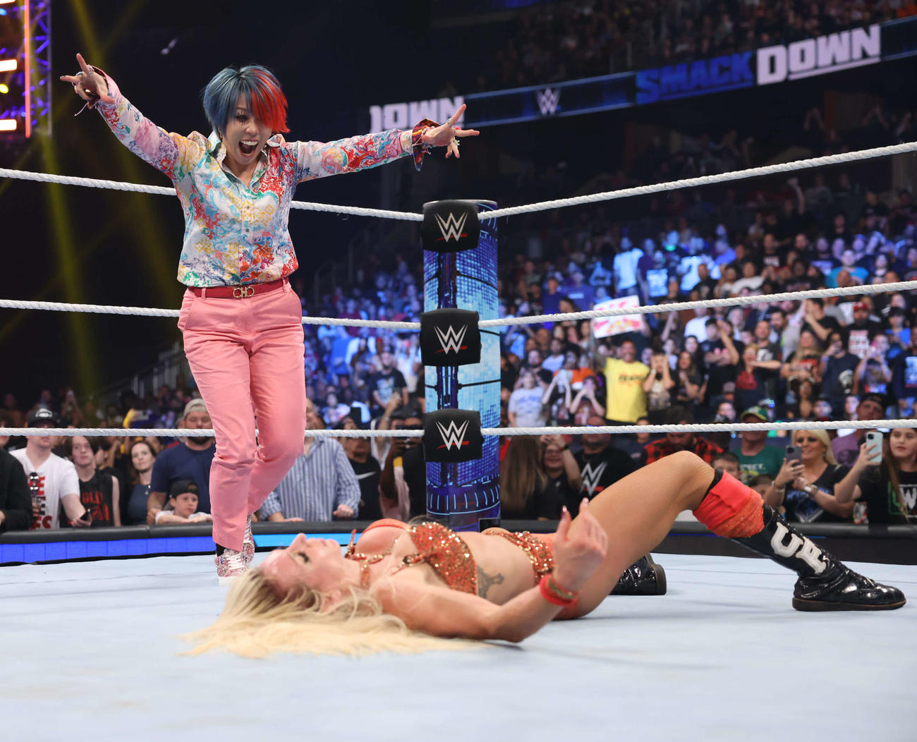 シャーロット・フレアー（右手前）を襲撃し、あざ笑うWWE女子王者アスカ（C）2023 WWE, Inc. All Rights Reserved.
