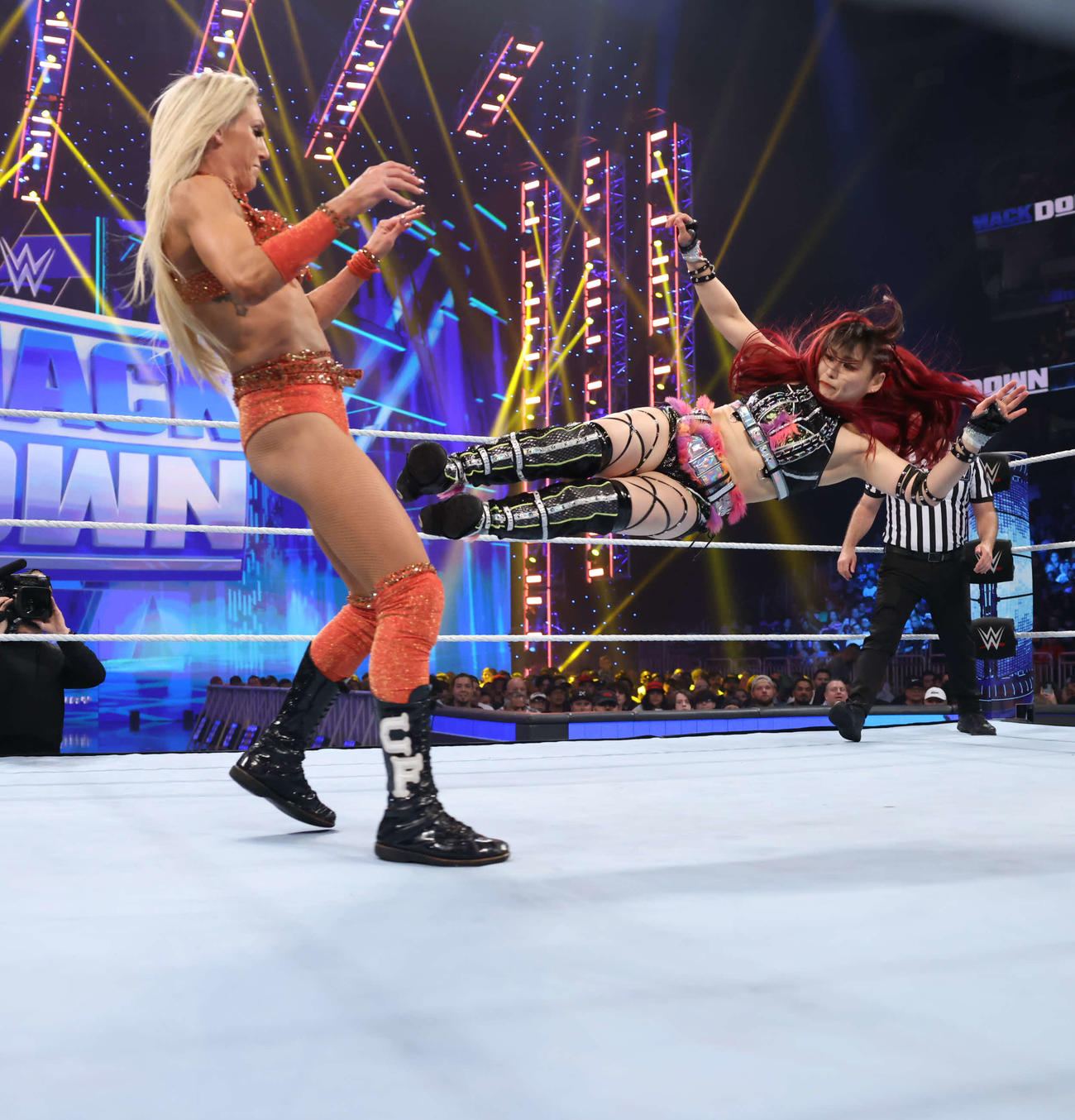 シャーロット・フレアー（左）に低空ドロップキックを成功させたイヨ・スカイ（C）2023 WWE, Inc. All Rights Reserved.