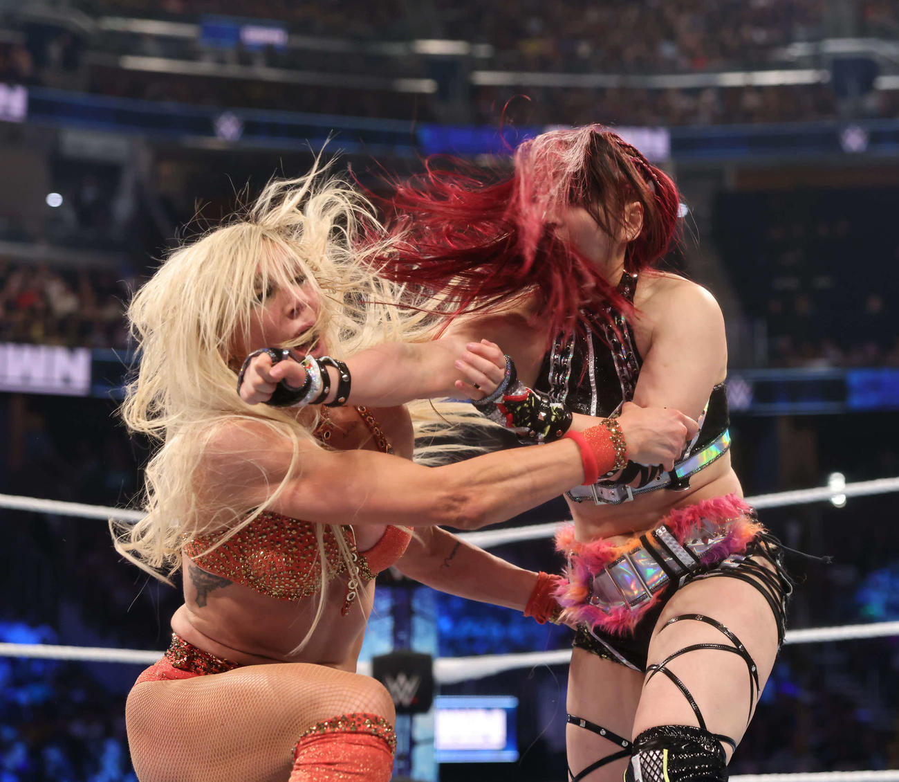 エルボー合戦を繰り広げたシャーロット・フレアー（左）とイヨ・スカイ（C）2023 WWE, Inc. All Rights Reserved.