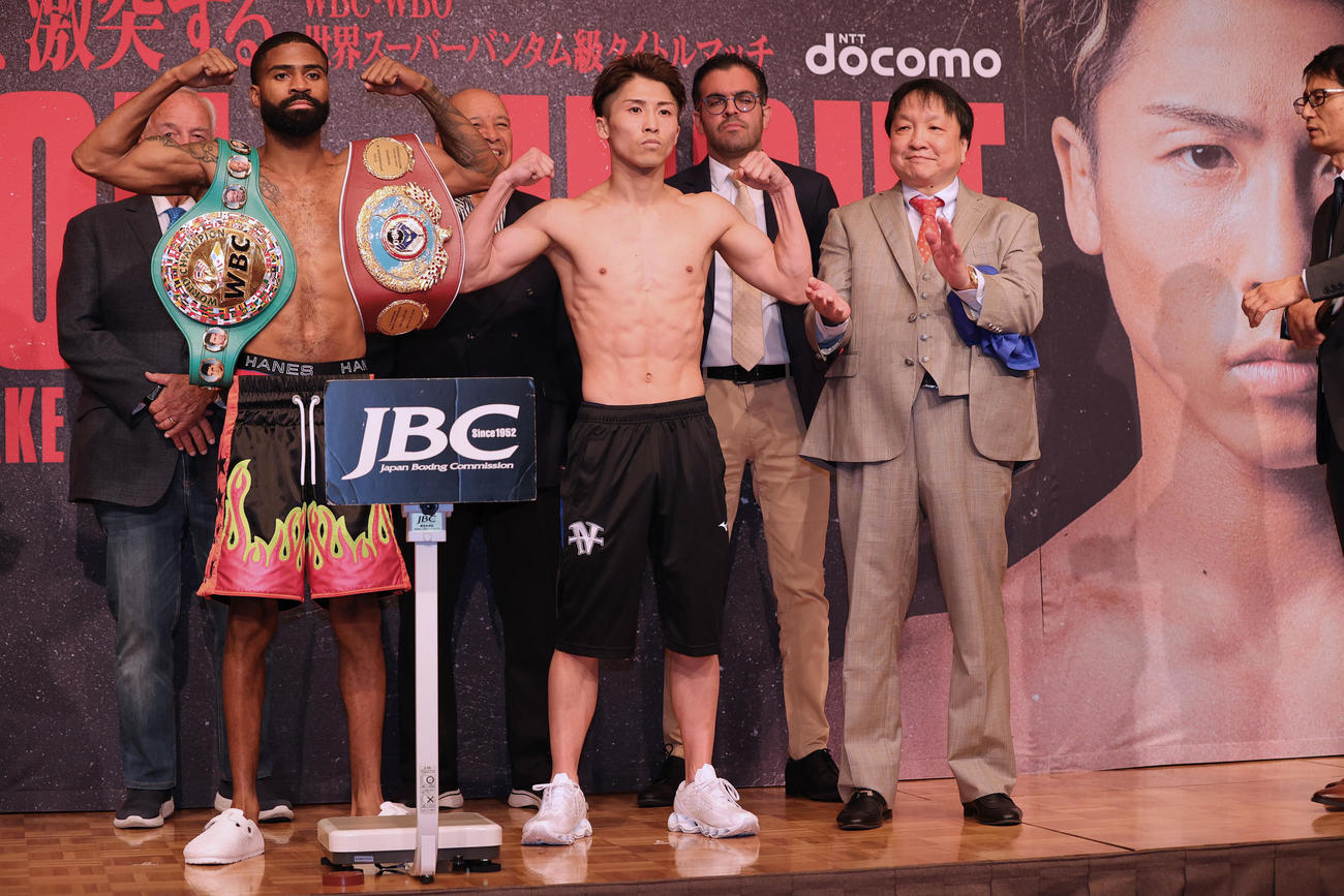 WBC・WBO世界スーパーバンタム級タイトルマッチの前日計量をパスした王者フルトン（左）と挑戦者の井上（撮影・野上伸悟）