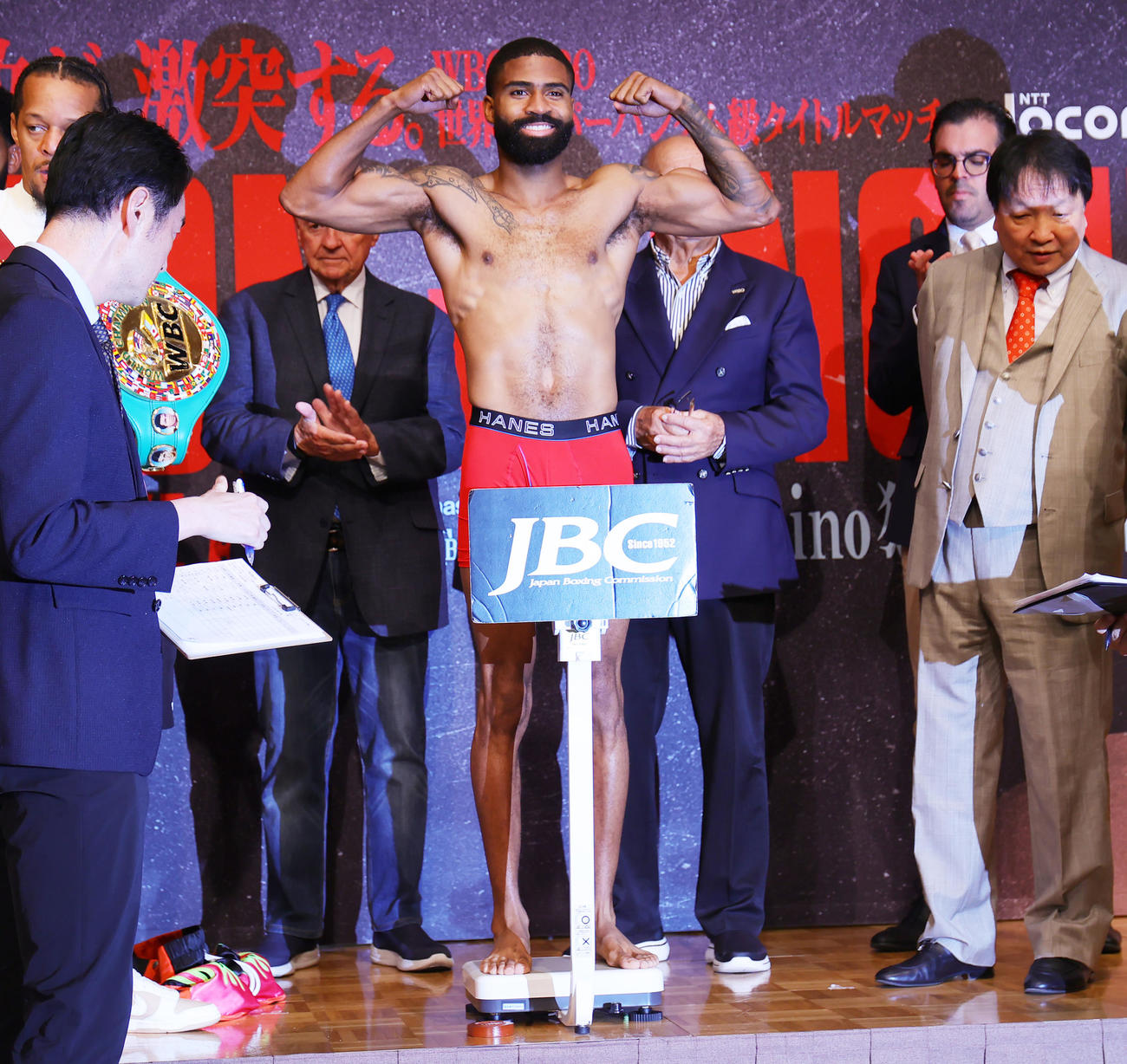 WBC・WBO世界スーパーバンタム級タイトルマッチの前日計量をパスした王者フルトン（撮影・野上伸悟）