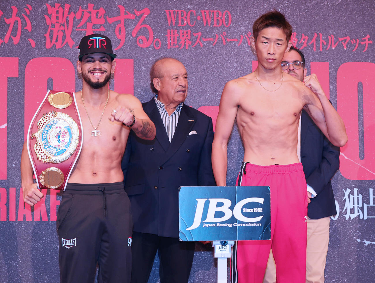 WBO世界フェザー級タイトルマッチの前日計量をパスし、ポーズをとる王者ラミレス（左）と挑戦者の清水（撮影・野上伸悟）