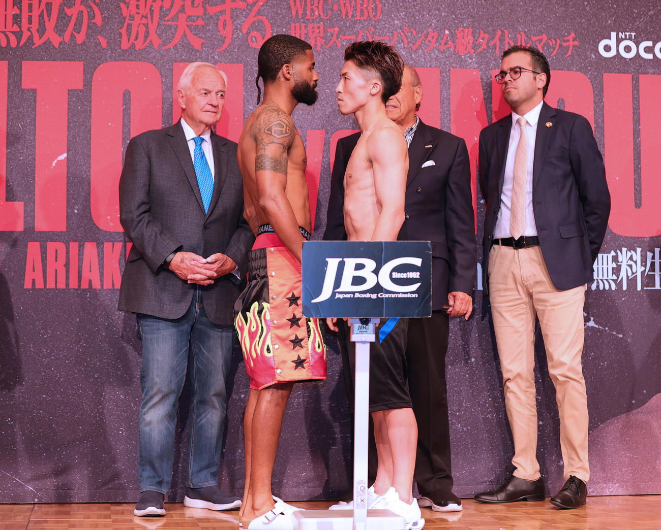 WBC・WBOスーパーバンタム級タイトルマッチの前日計量をパスしフェイスオフを行う王者フルトン（左）と挑戦者の井上（撮影・野上伸悟）