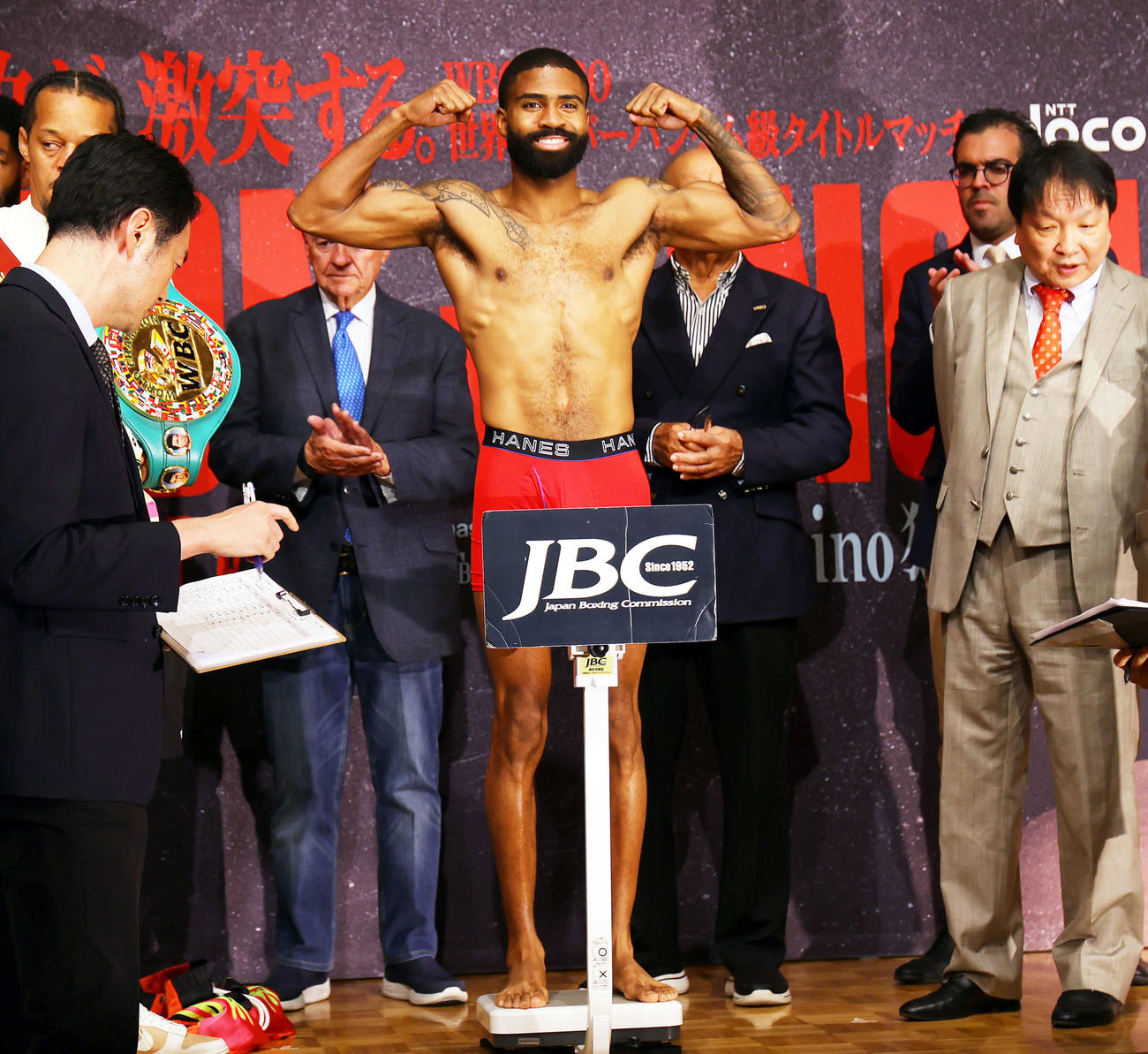 WBC・WBO世界スーパーバンタム級タイトルマッチの前日計量をパスした王者フルトン（撮影・野上伸悟）