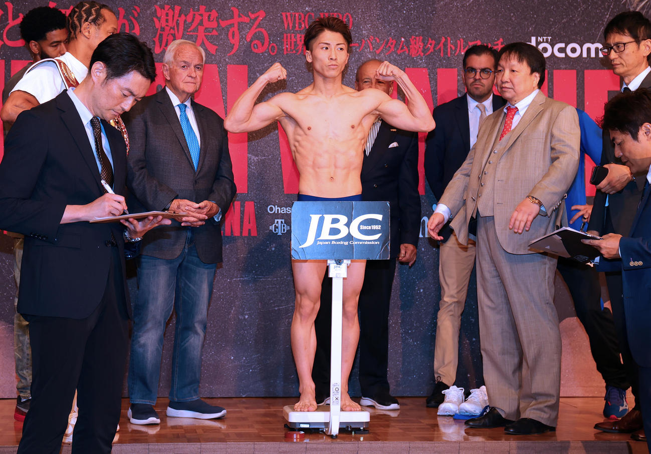 WBC・WBOスーパーバンタム級タイトルマッチの前日計量をパスした井上＝2023（撮影・野上伸悟）