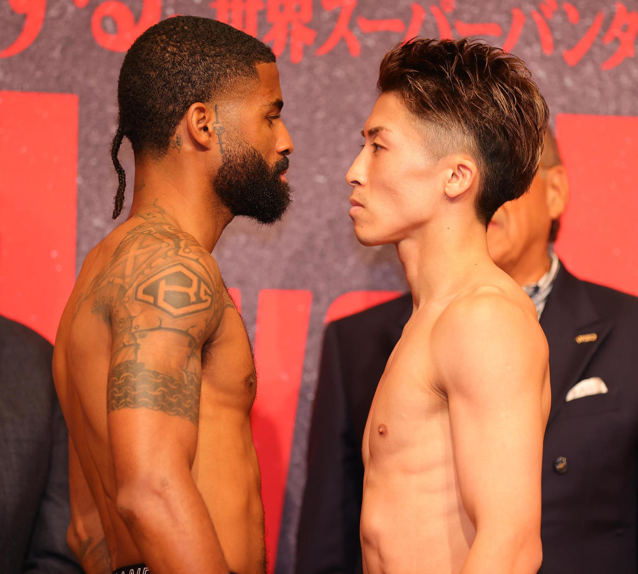 WBC・WBOスーパーバンタム級タイトルマッチの前日計量をパスしフェイスオフを行う王者フルトン（左）と挑戦者の井上（撮影・野上伸悟）