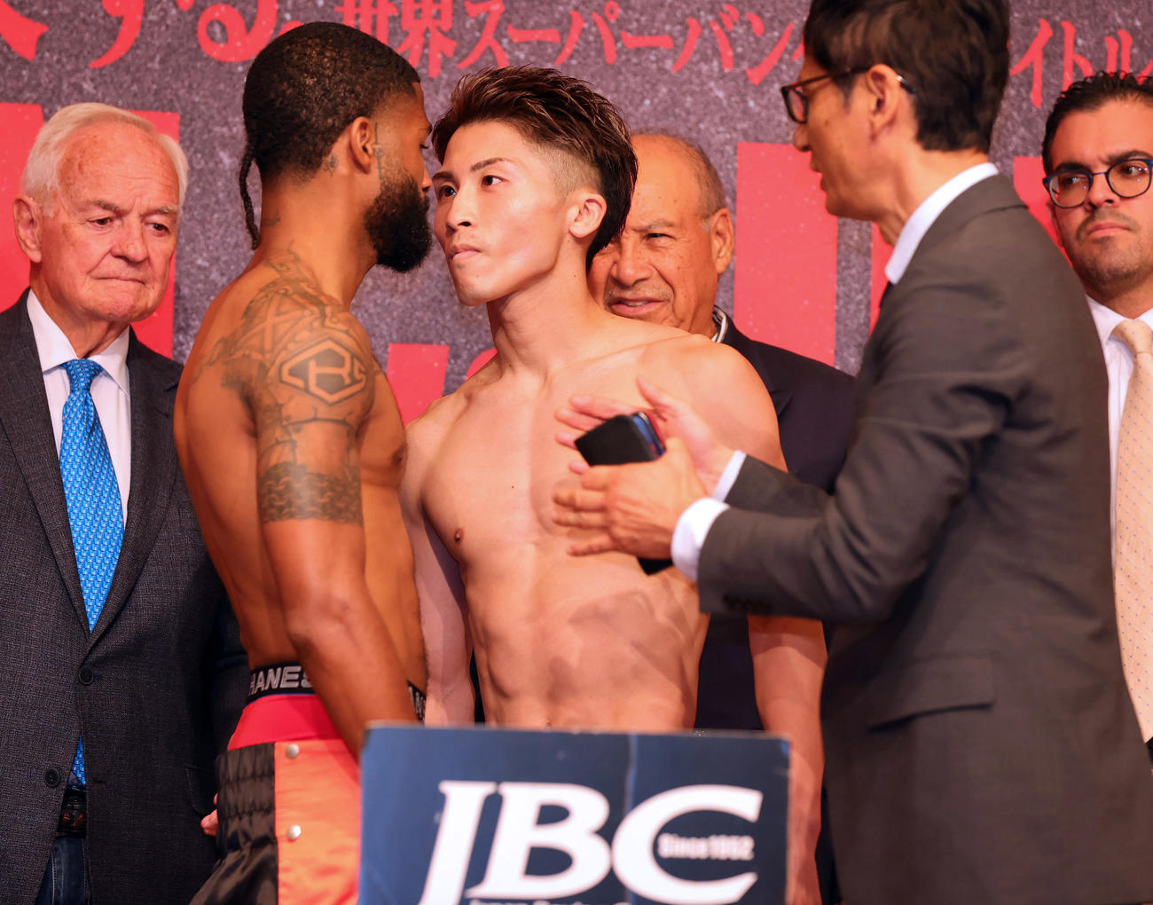 WBC・WBOスーパーバンタム級タイトルマッチの前日計量をパスしフェイスオフを行う王者フルトン（左）と挑戦者の井上（撮影・野上伸悟）