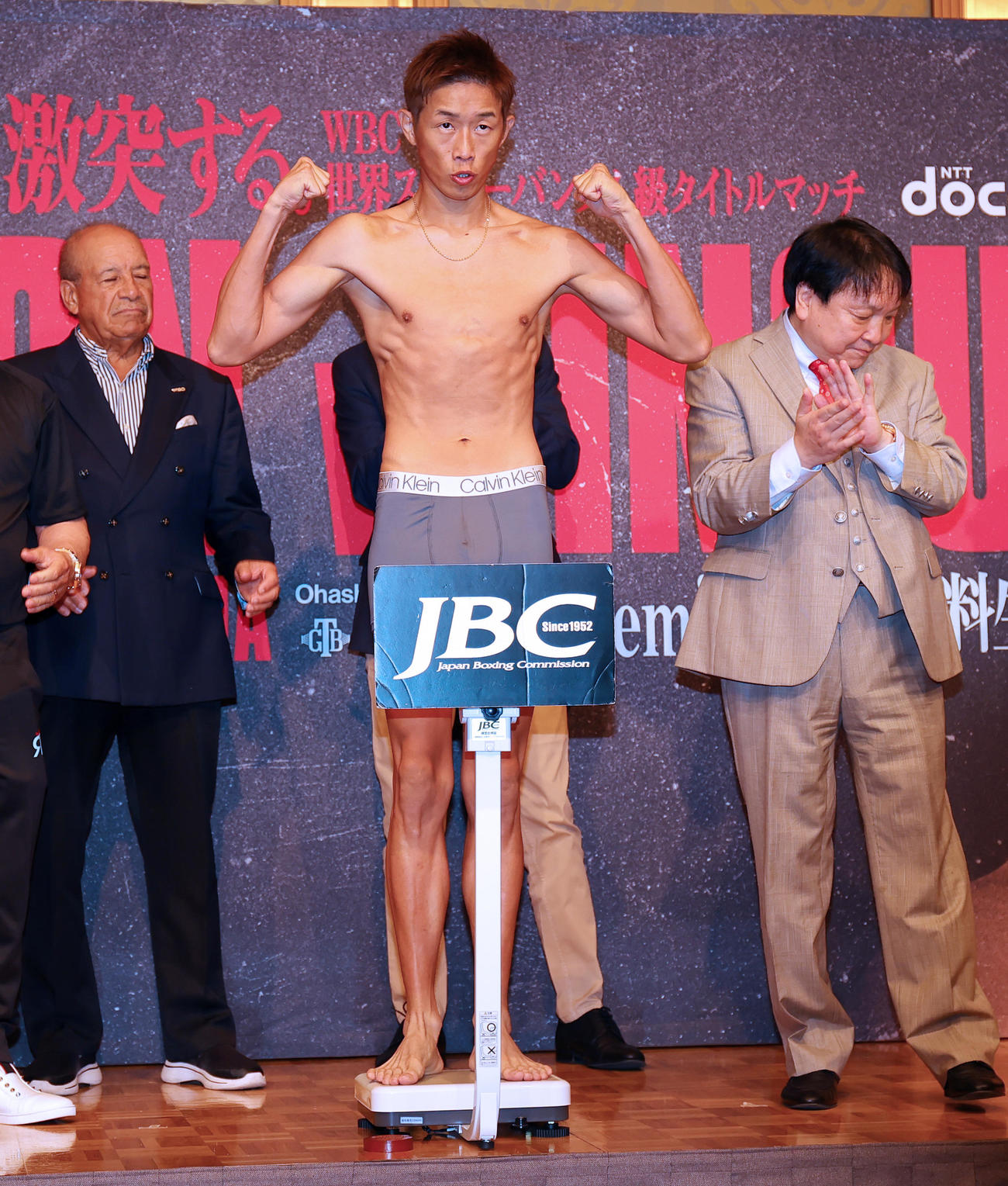 WBO世界フェザー級タイトルマッチの前日計量をパスしポーズをとる挑戦者の清水（撮影・野上伸悟）