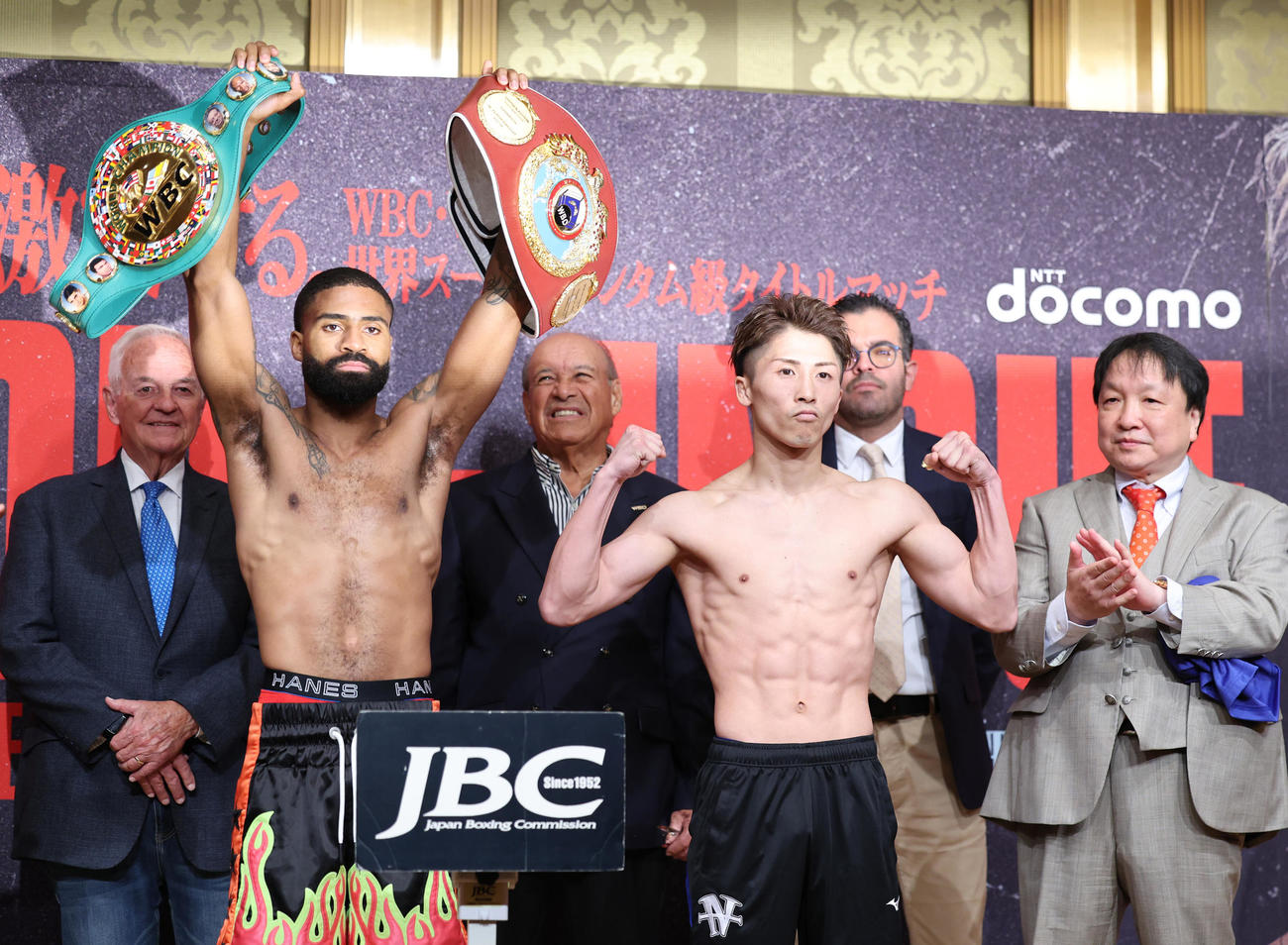 WBC・WBOスーパーバンタム級タイトルマッチの前日計量をパスした王者フルトン（左）と挑戦者の井上（撮影・野上伸悟）