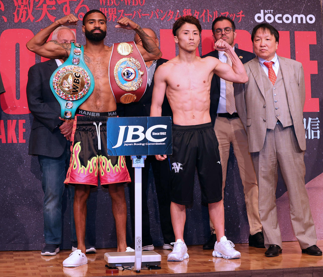 WBC・WBO世界スーパーバンタム級タイトルマッチの前日計量をパスした王者フルトン（左）と挑戦者の井上（撮影・野上伸悟）