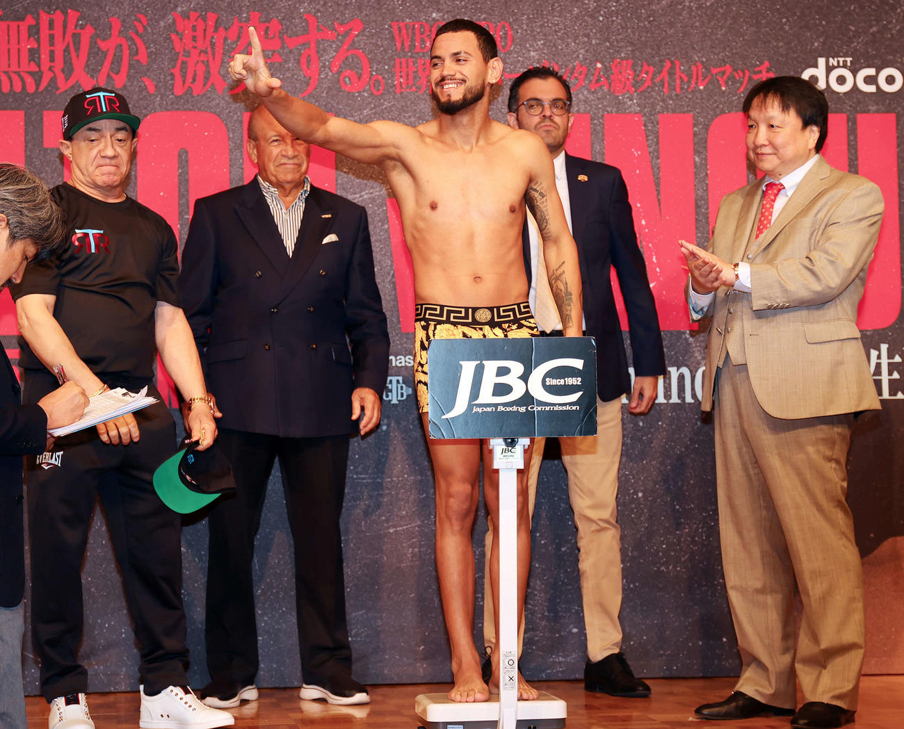 WBO世界フェザー級タイトルマッチの前日計量をパスし、ポーズをとる王者ラミレス（撮影・野上伸悟）