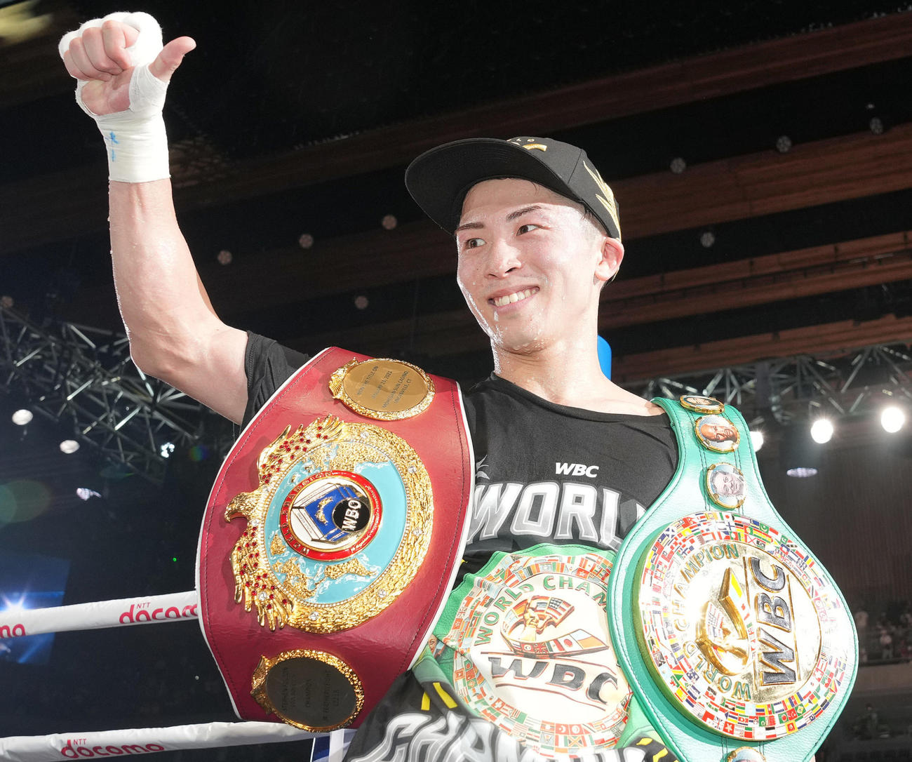 WBC、WBO世界スーパーバンタム級新王者の井上はベルトを肩にかけサムズアップポーズ（撮影・鈴木みどり）