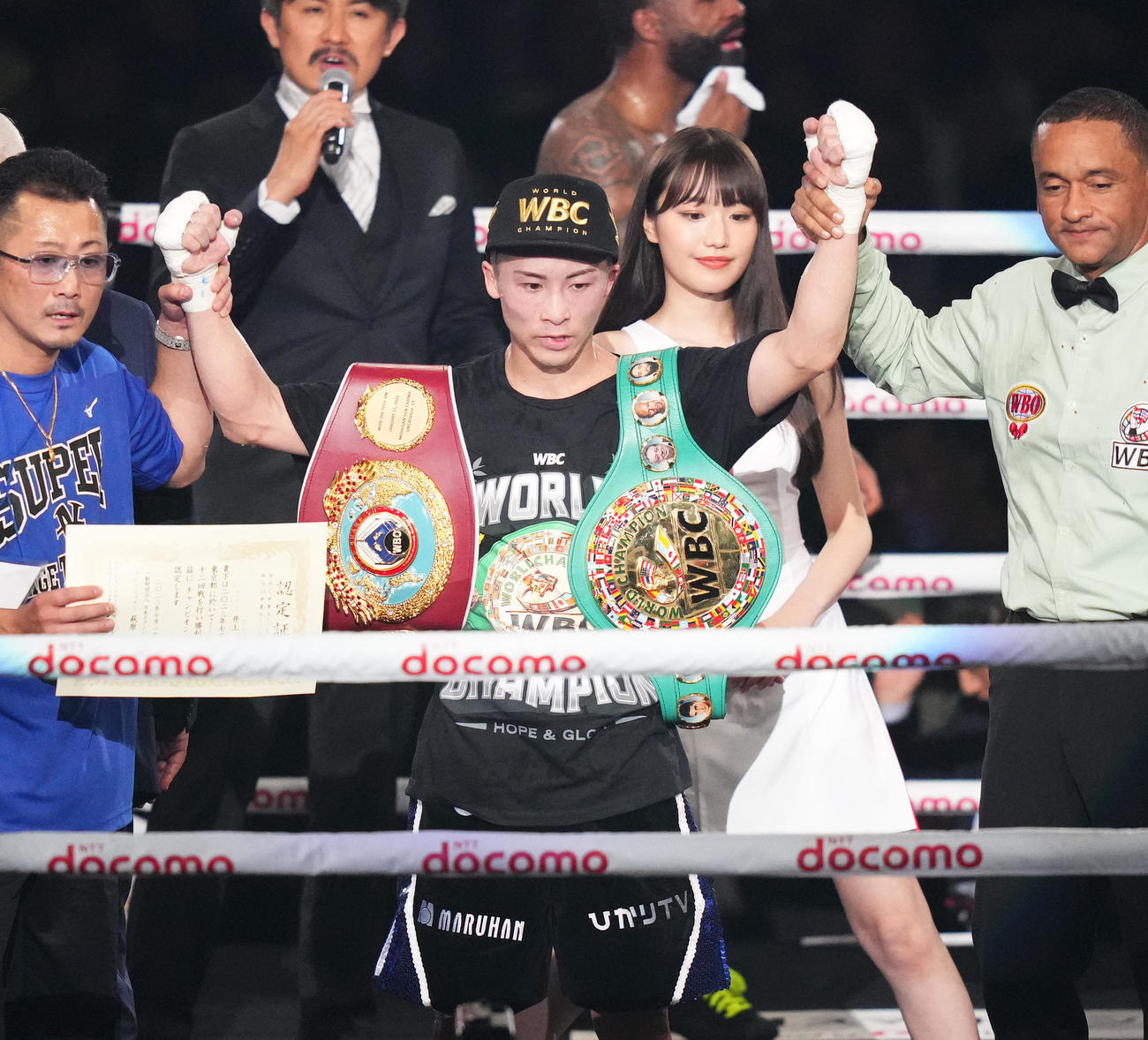 スティーブン・フルトンを破り、ベルトを肩に勝ち名乗りを受ける井上（撮影・菅敏）