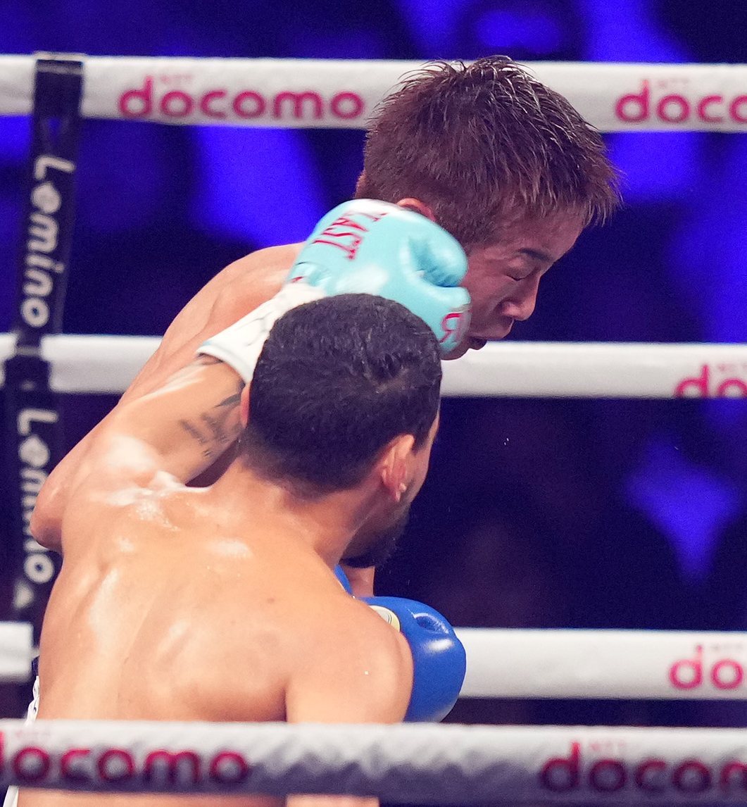 3回、ラミレス（手前）の左フックを受ける清水（撮影・菅敏）