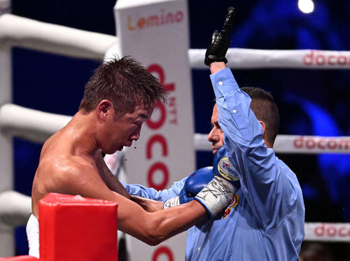 5回、清水はラミレスにTKO負けする（撮影・滝沢徹郎）